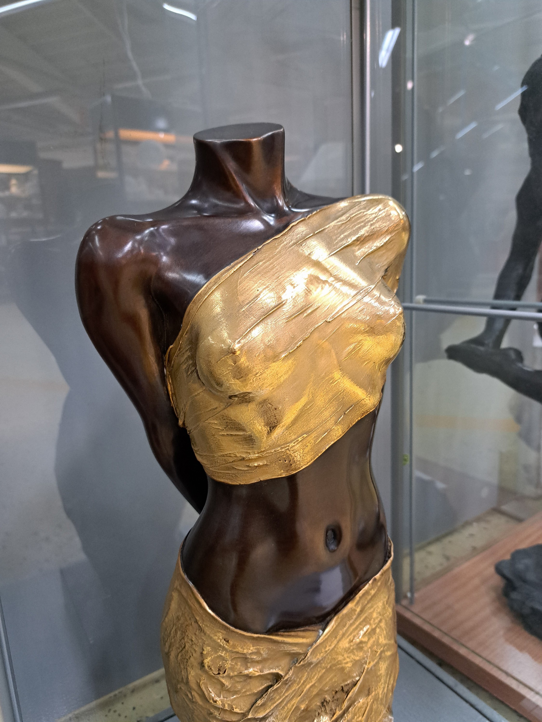Detail c: Willi Kissmer, 1951-2018, Halb-Akt mit zwei Tüchern, Bronze, teilvergoldet, sign. und num. 36/99, H. ca. 53 cm, Marmorplinthe
