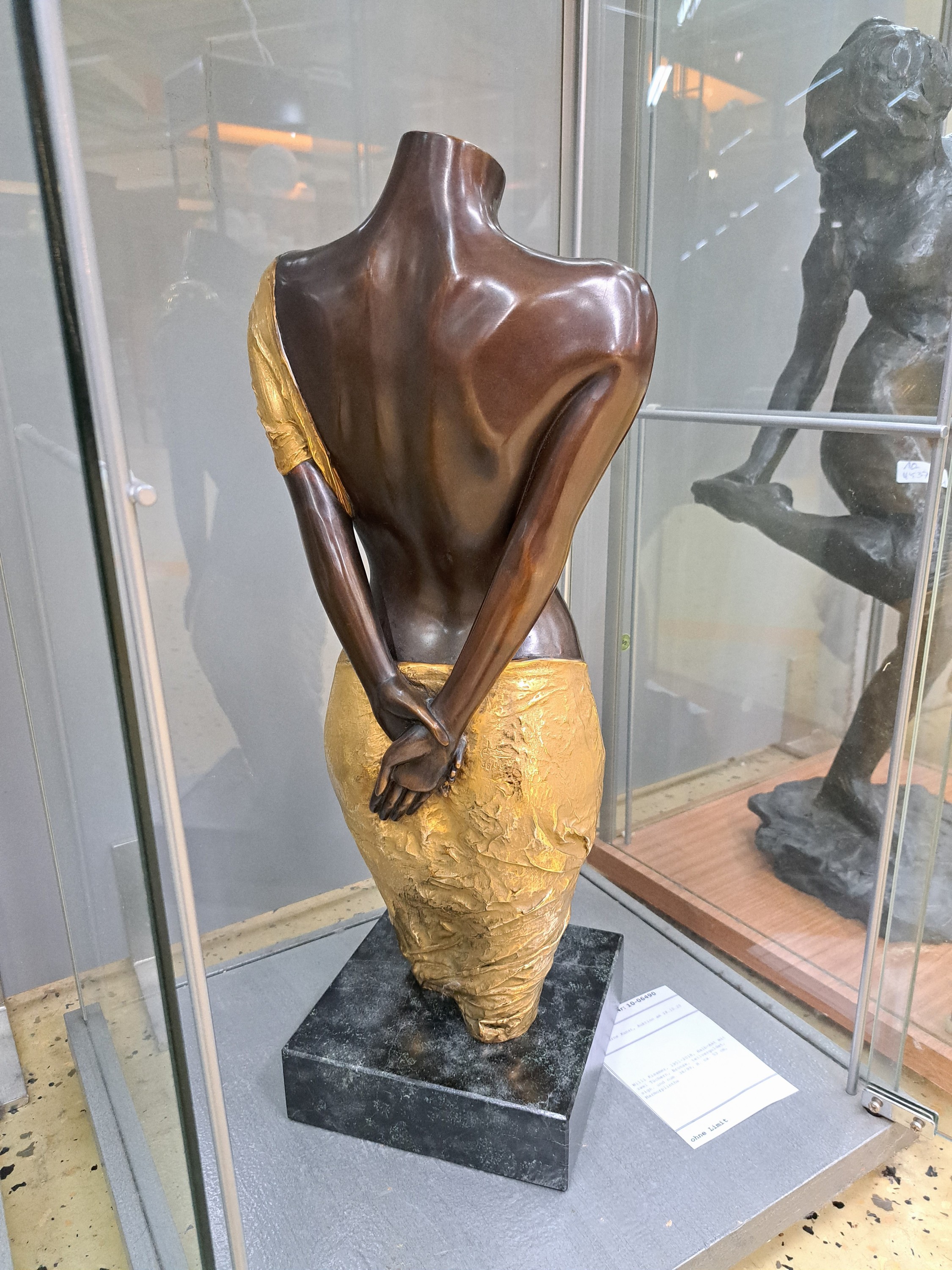 Detail d: Willi Kissmer, 1951-2018, Halb-Akt mit zwei Tüchern, Bronze, teilvergoldet, sign. und num. 36/99, H. ca. 53 cm, Marmorplinthe