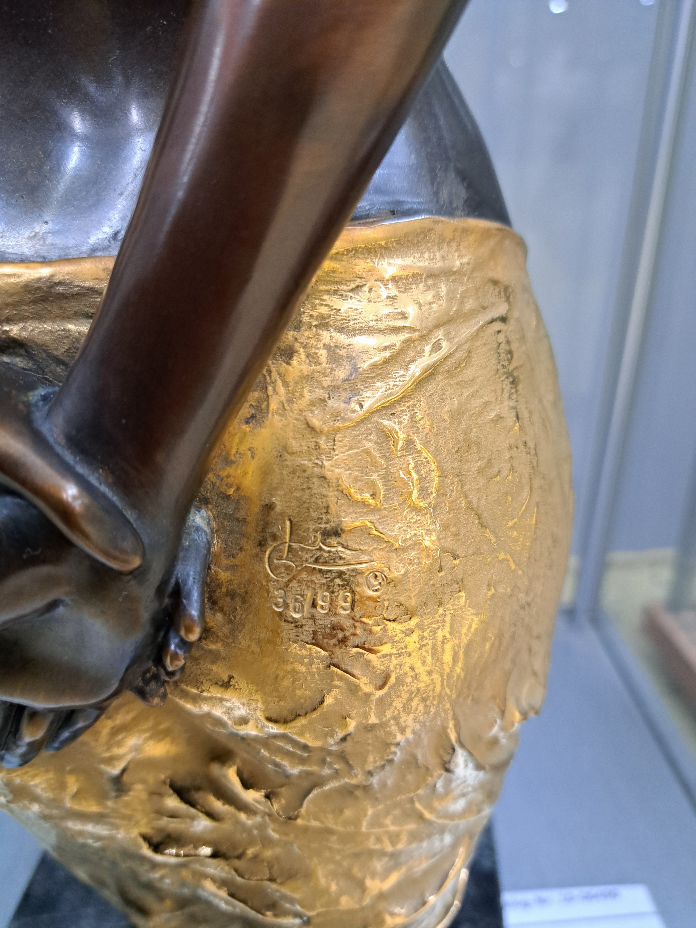 Detail e: Willi Kissmer, 1951-2018, Halb-Akt mit zwei Tüchern, Bronze, teilvergoldet, sign. und num. 36/99, H. ca. 53 cm, Marmorplinthe