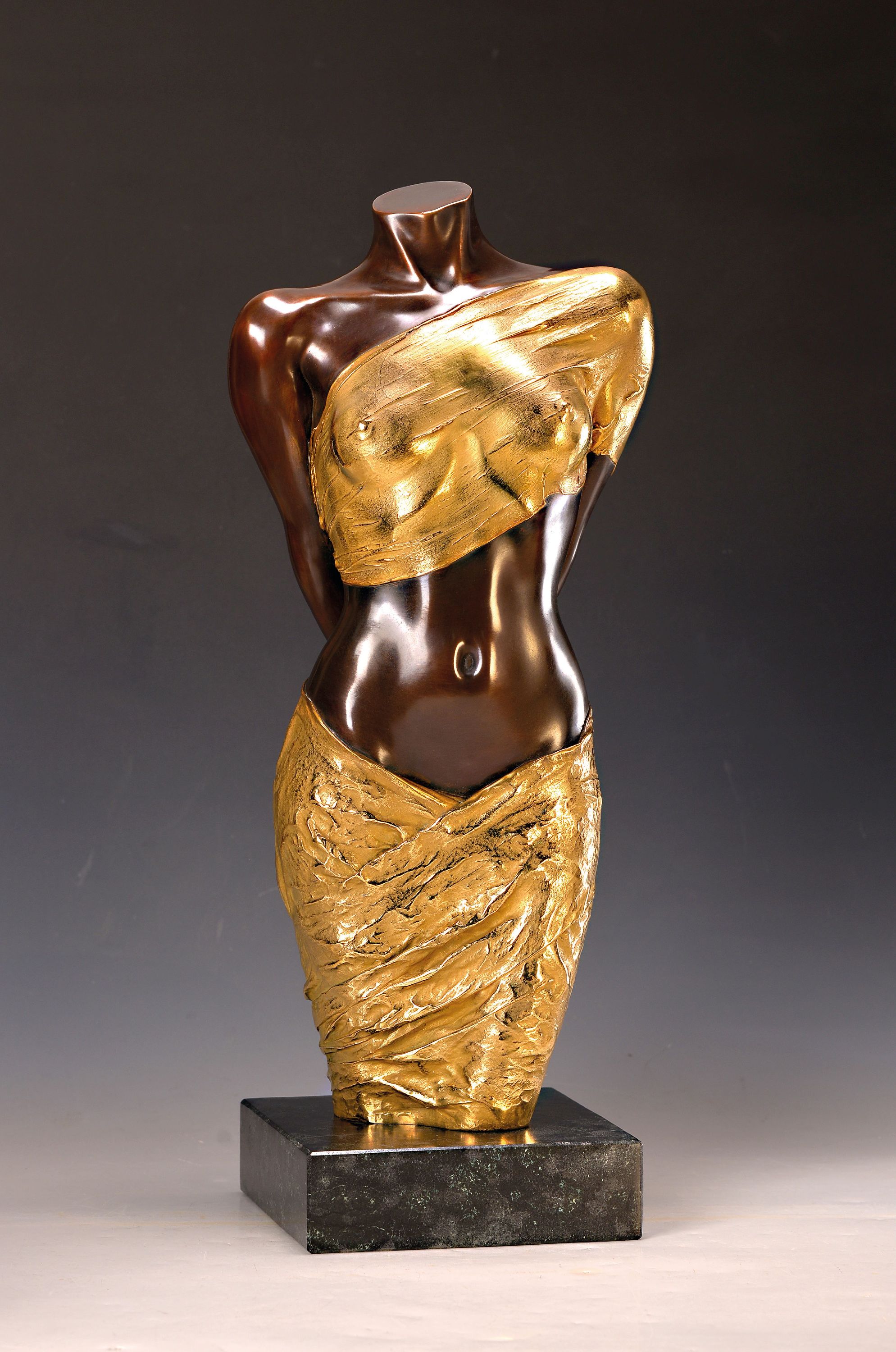 Detail k: Willi Kissmer, 1951-2018, Halb-Akt mit zwei Tüchern, Bronze, teilvergoldet, sign. und num. 36/99, H. ca. 53 cm, Marmorplinthe