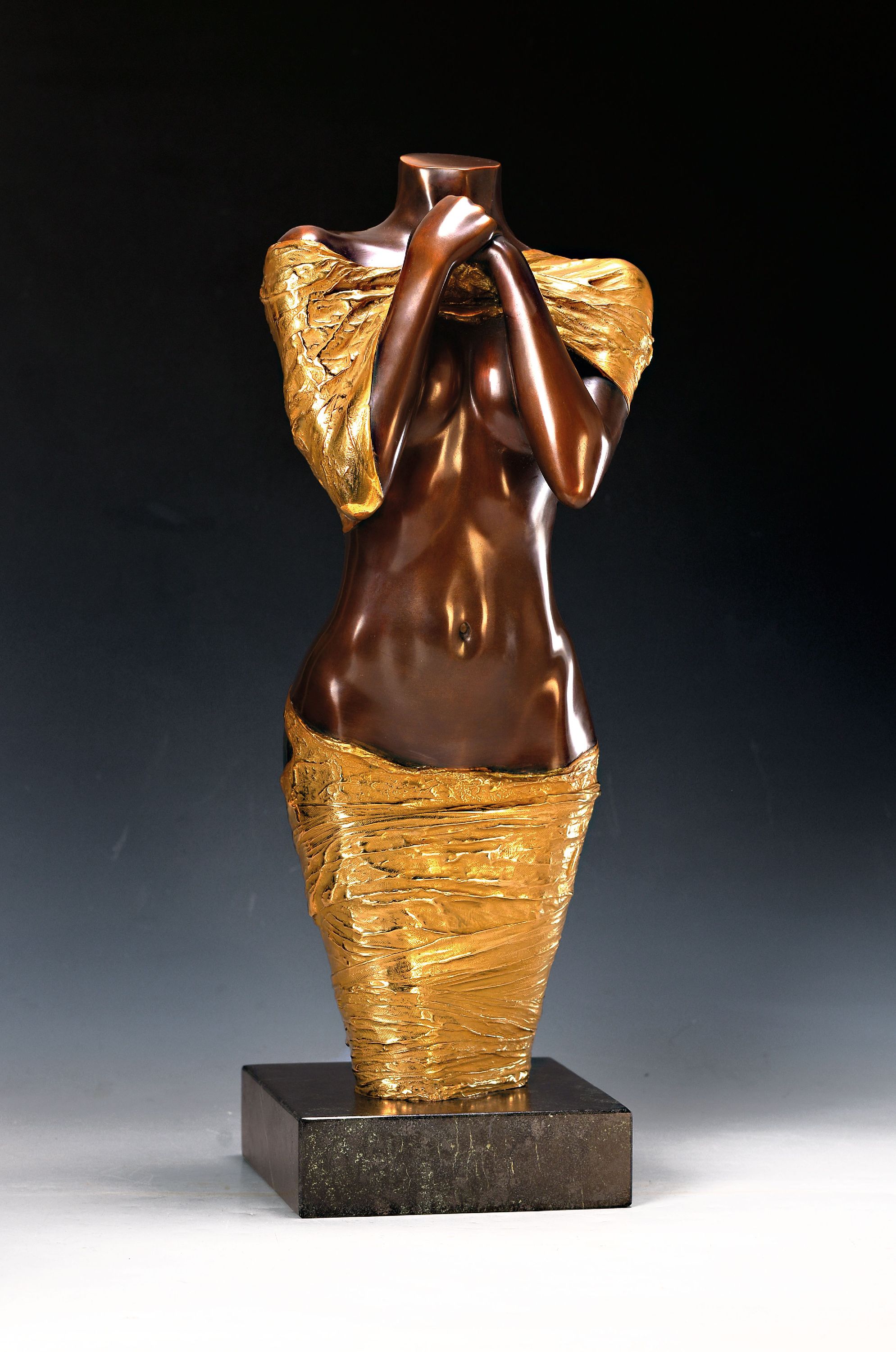 Image 26988346 - Willi Kissmer, 1951-2018, stehender Halbakt, Bronze, teilvergoldet, signiert und num. ...