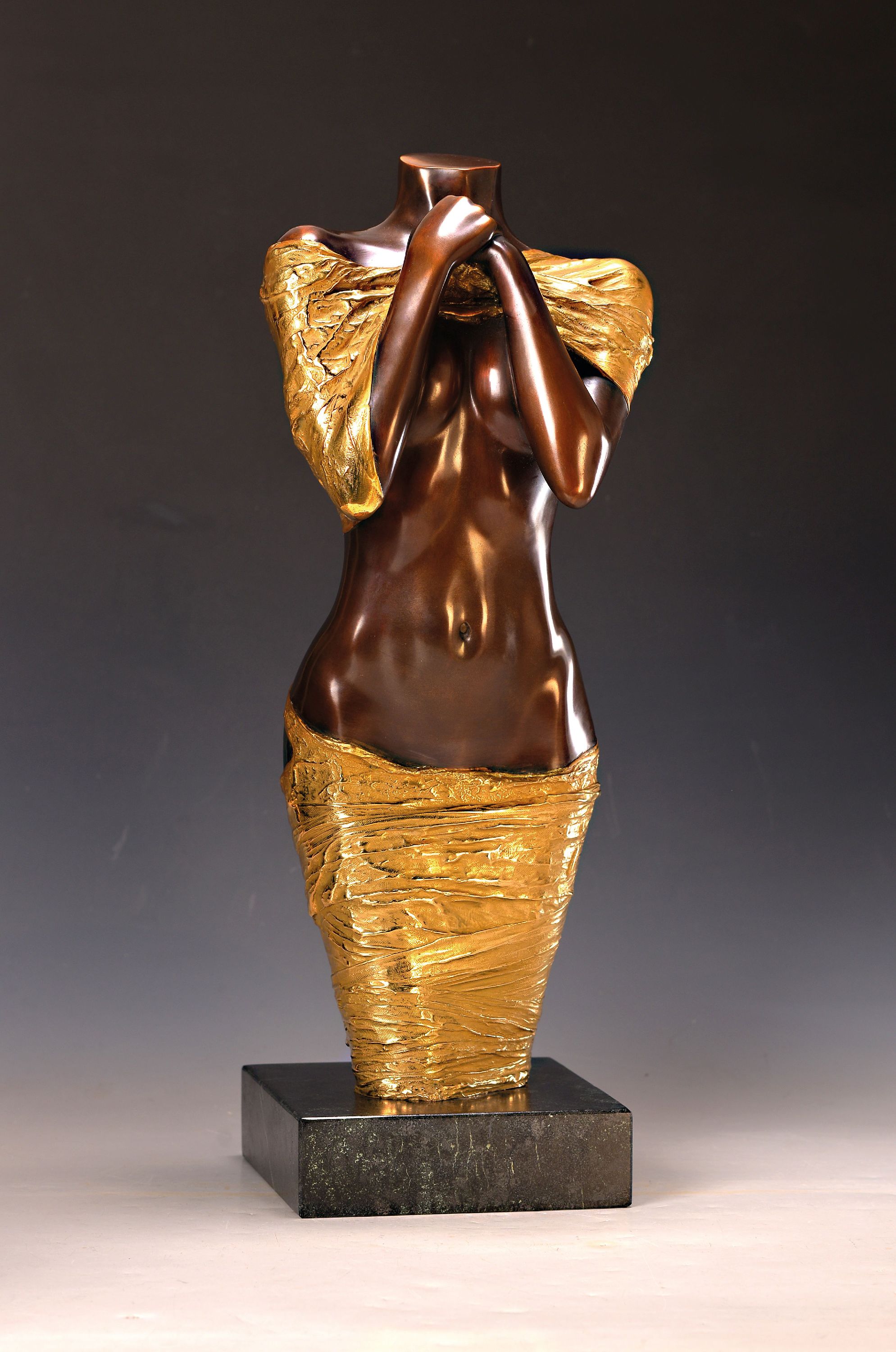 Detail k: Willi Kissmer, 1951-2018, stehender Halbakt, Bronze, teilvergoldet, signiert und num. 31/ 49, H. ca. 53.5cm, Marmorplinthe