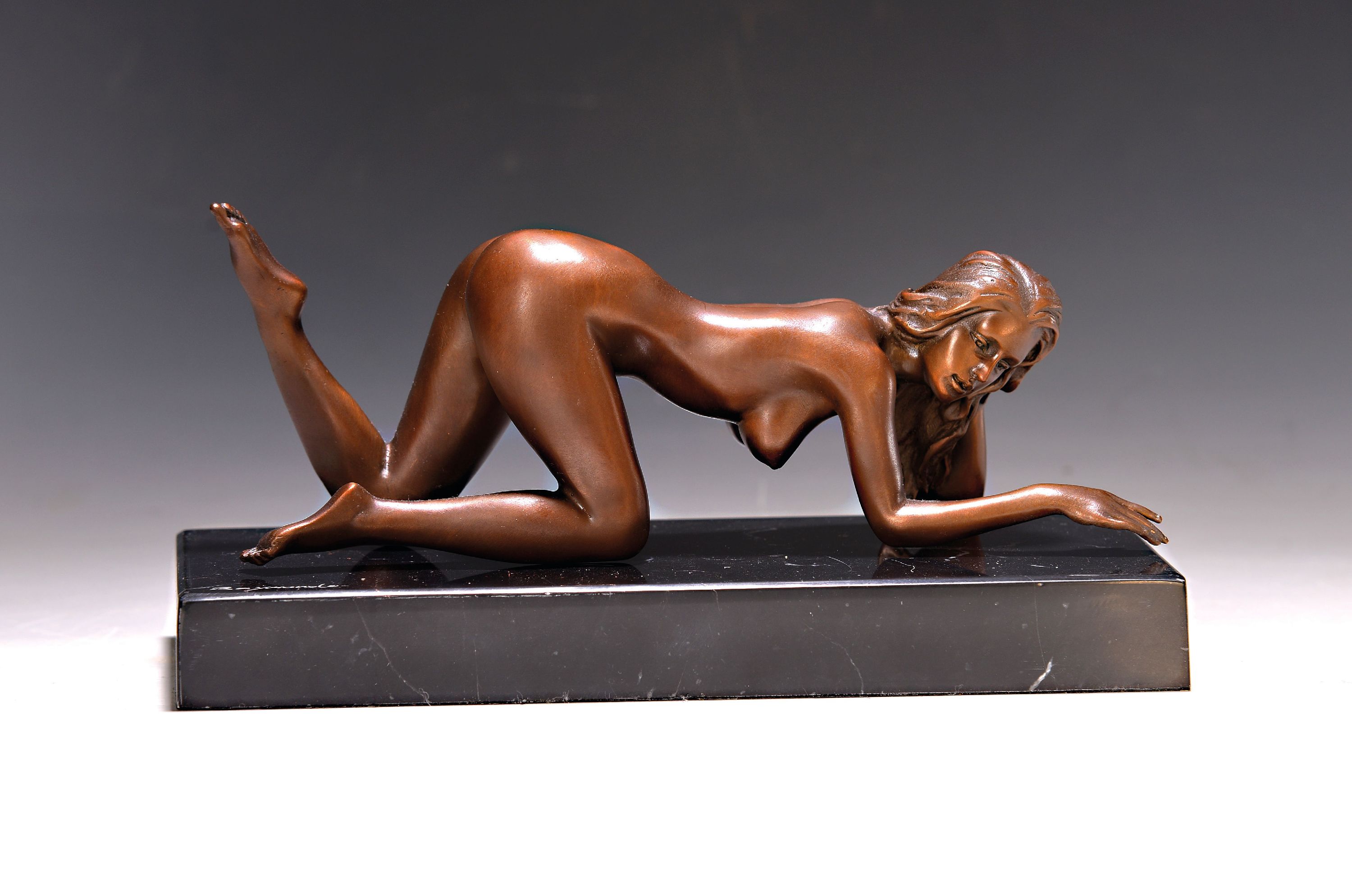 Detail k: Raymondo, zeitgenössischer Bildhauer, weiblicher Akt auf allen vieren, Bronzeguß, Marmorsockel, auf dem Sockel sign., Gesamth. ca. 12cm
