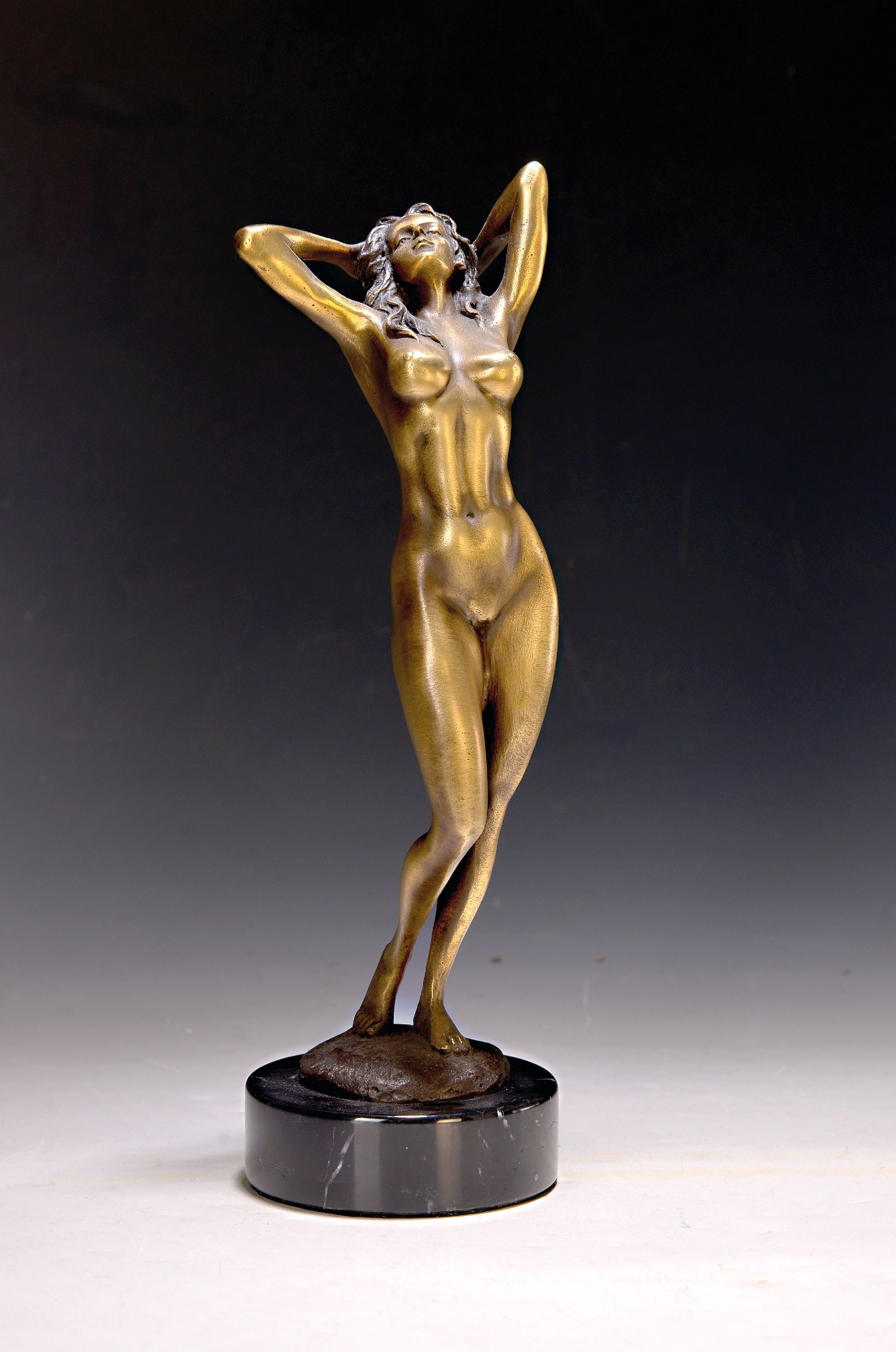 Detail k: Raymondo, zeitgenössischer Bildhauer, stehender weiblicher Akt, Bronzeguß, sign., Marmorsockel, Gesamth. ca. 31 cm