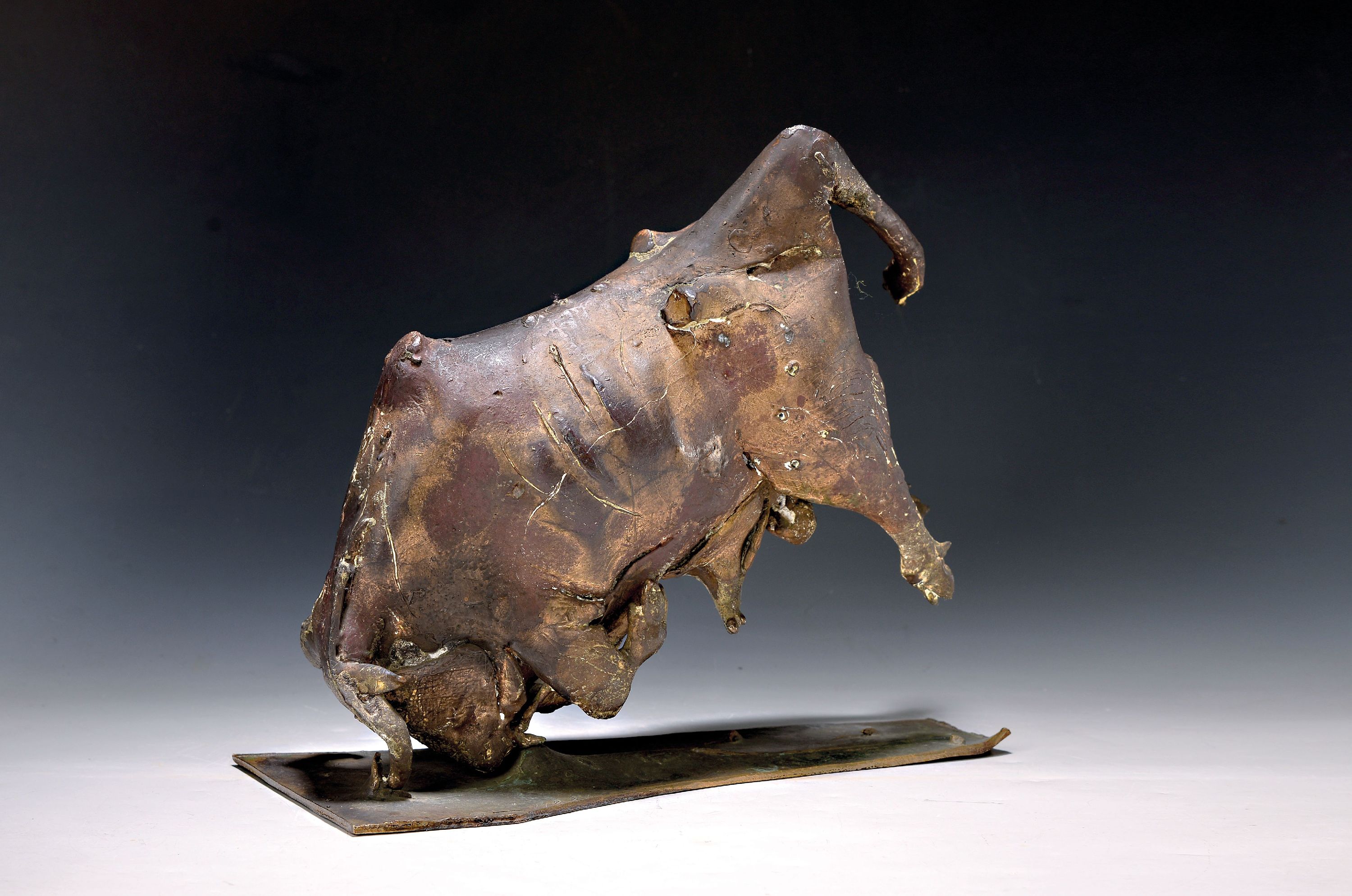 Image 26988392 - Thomas Duttenhöfer, geb. 1950, Stürzender Stier, Bronzeskulptur, monogr. T.D., dat. ...