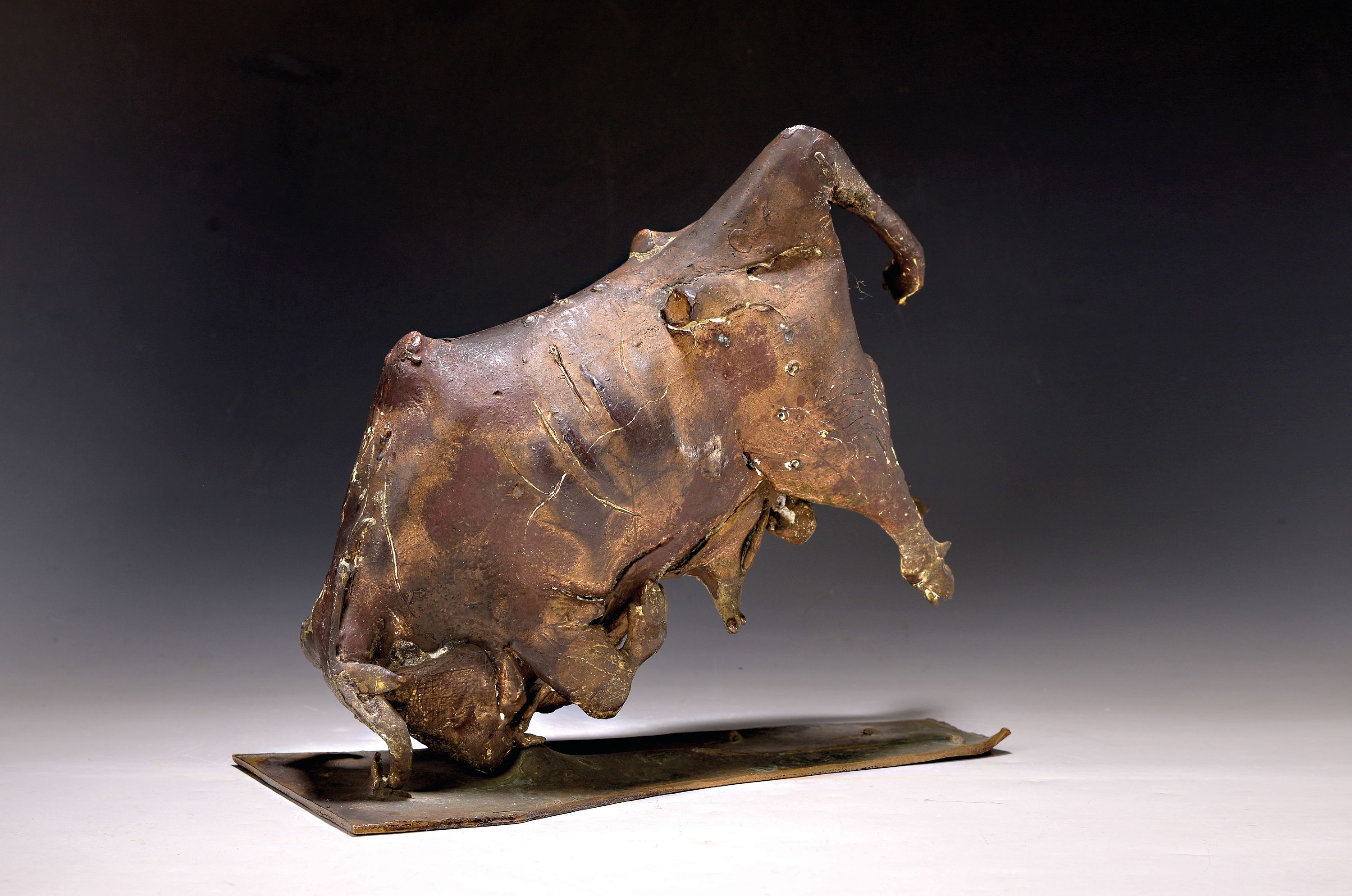 Detail k: Thomas Duttenhöfer, geb. 1950, Stürzender Stier, Bronzeskulptur, monogr. T.D., dat. 91, Namenszug Duttenhöfer, H. ca. 31cm