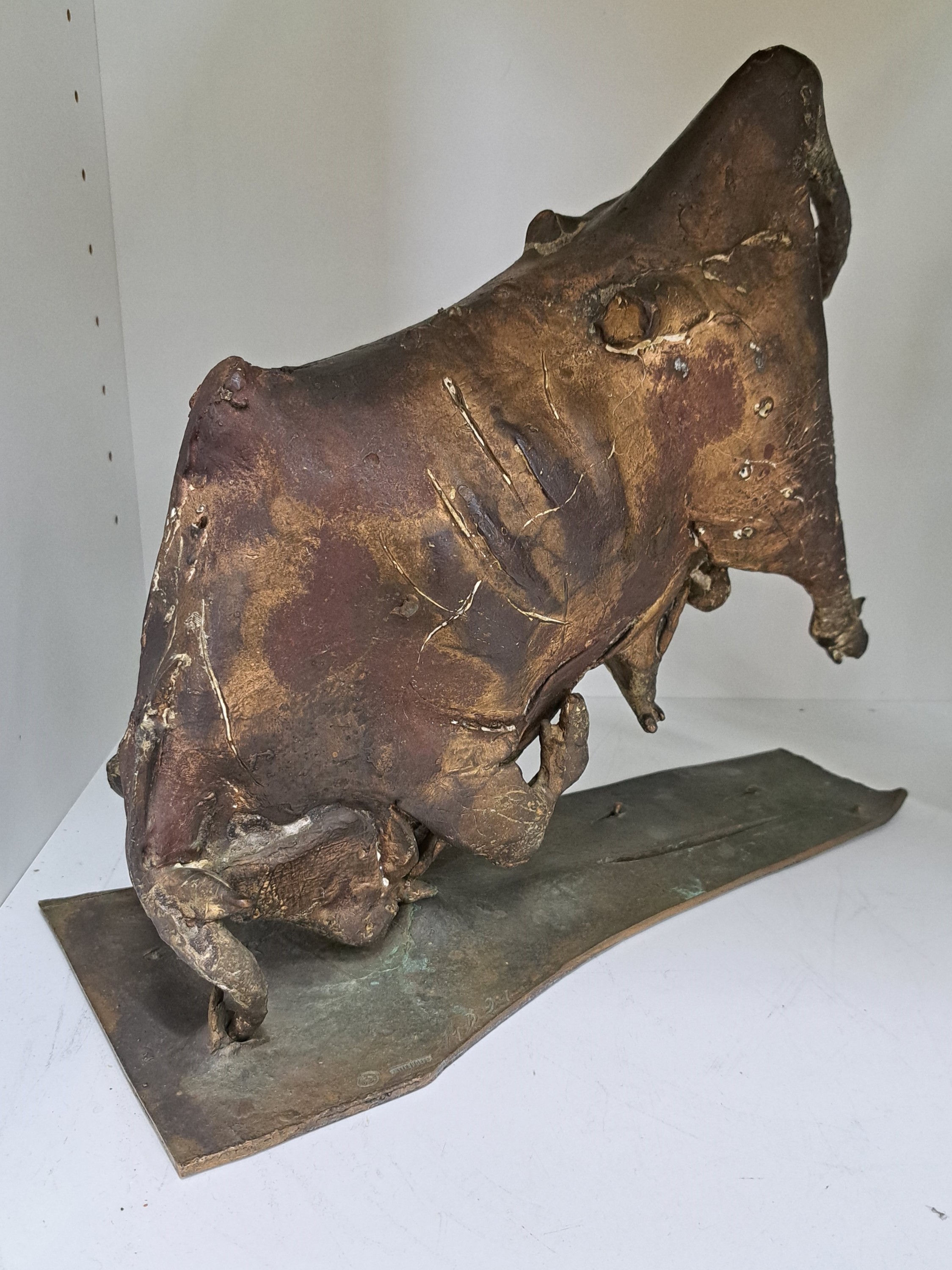 Detail l: Thomas Duttenhöfer, geb. 1950, Stürzender Stier, Bronzeskulptur, monogr. T.D., dat. 91, Namenszug Duttenhöfer, H. ca. 31cm