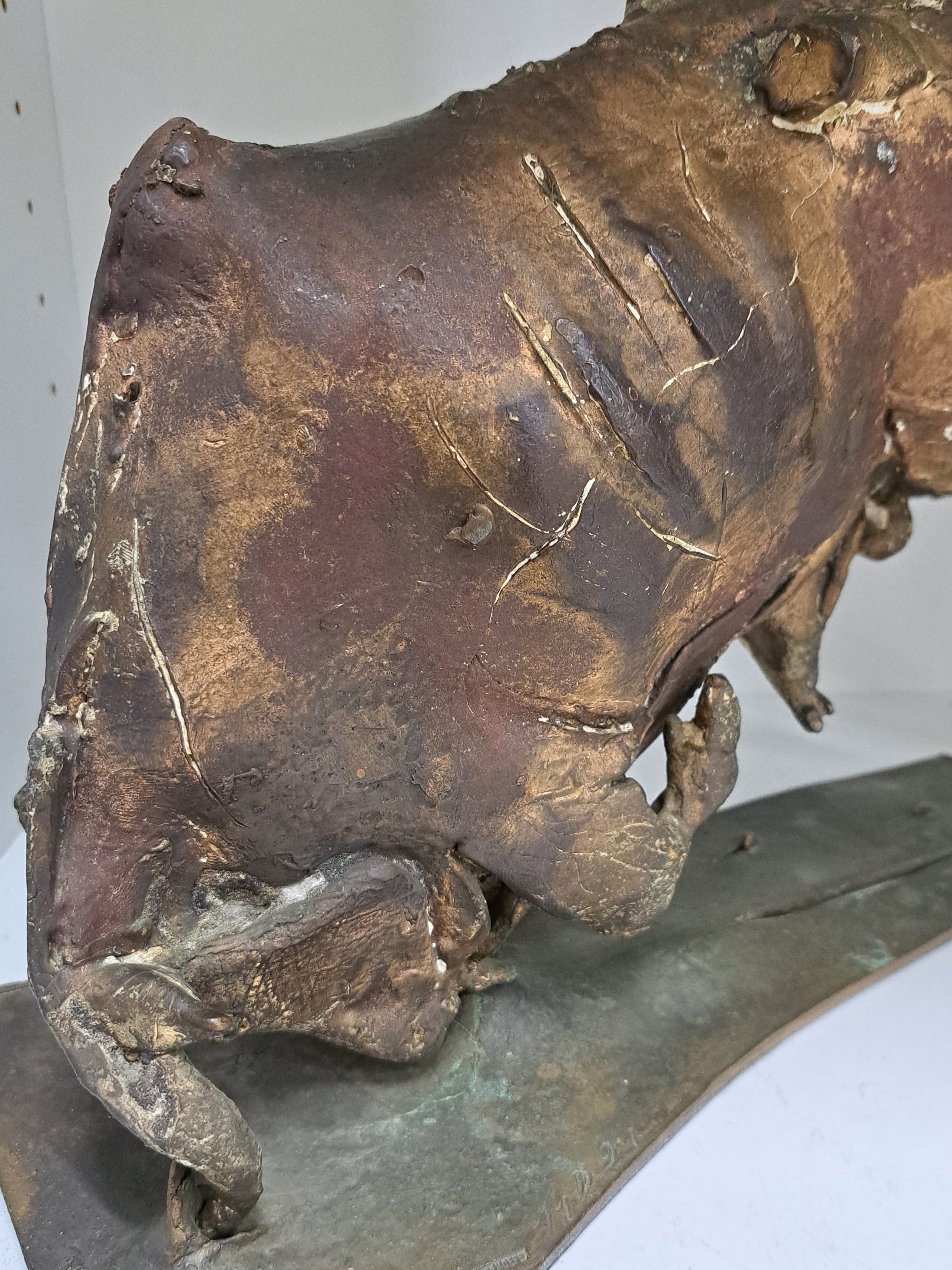 Detail m: Thomas Duttenhöfer, geb. 1950, Stürzender Stier, Bronzeskulptur, monogr. T.D., dat. 91, Namenszug Duttenhöfer, H. ca. 31cm