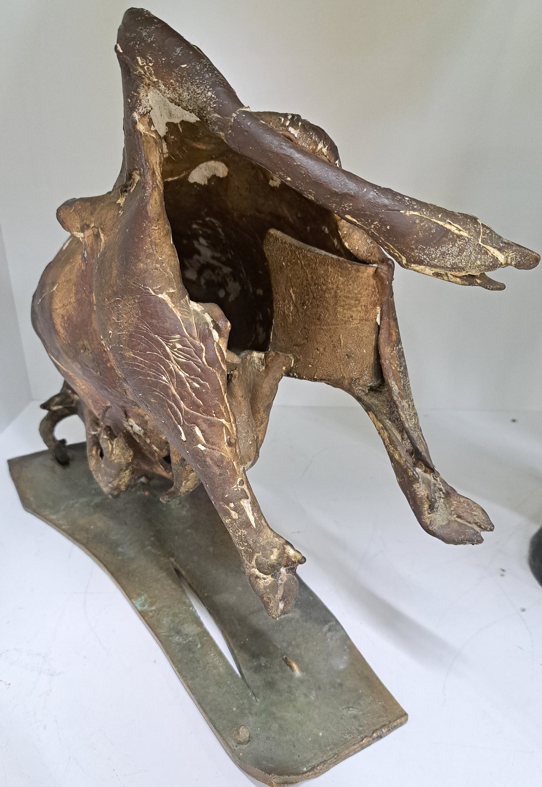 Detail n: Thomas Duttenhöfer, geb. 1950, Stürzender Stier, Bronzeskulptur, monogr. T.D., dat. 91, Namenszug Duttenhöfer, H. ca. 31cm