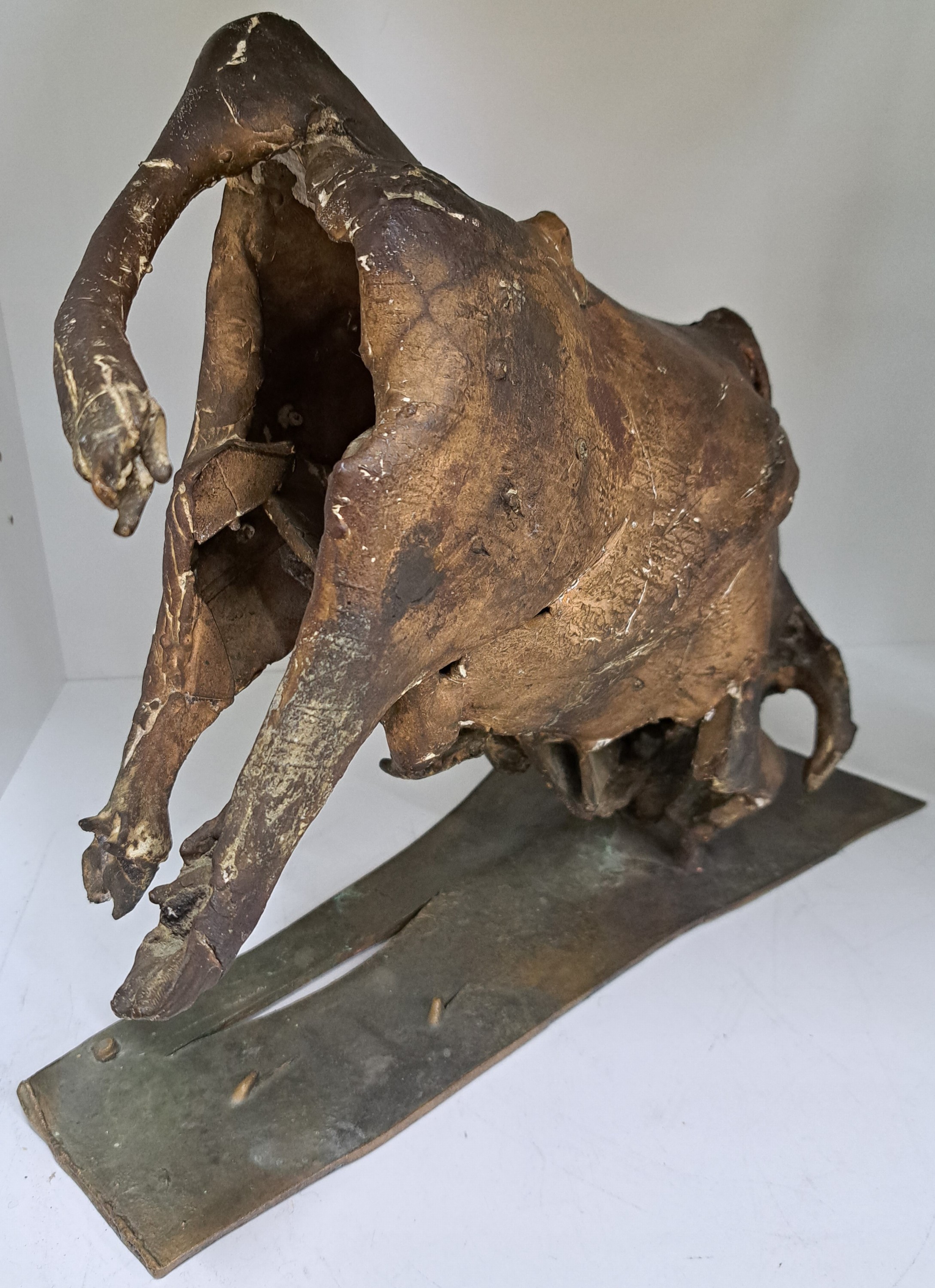 Detail o: Thomas Duttenhöfer, geb. 1950, Stürzender Stier, Bronzeskulptur, monogr. T.D., dat. 91, Namenszug Duttenhöfer, H. ca. 31cm