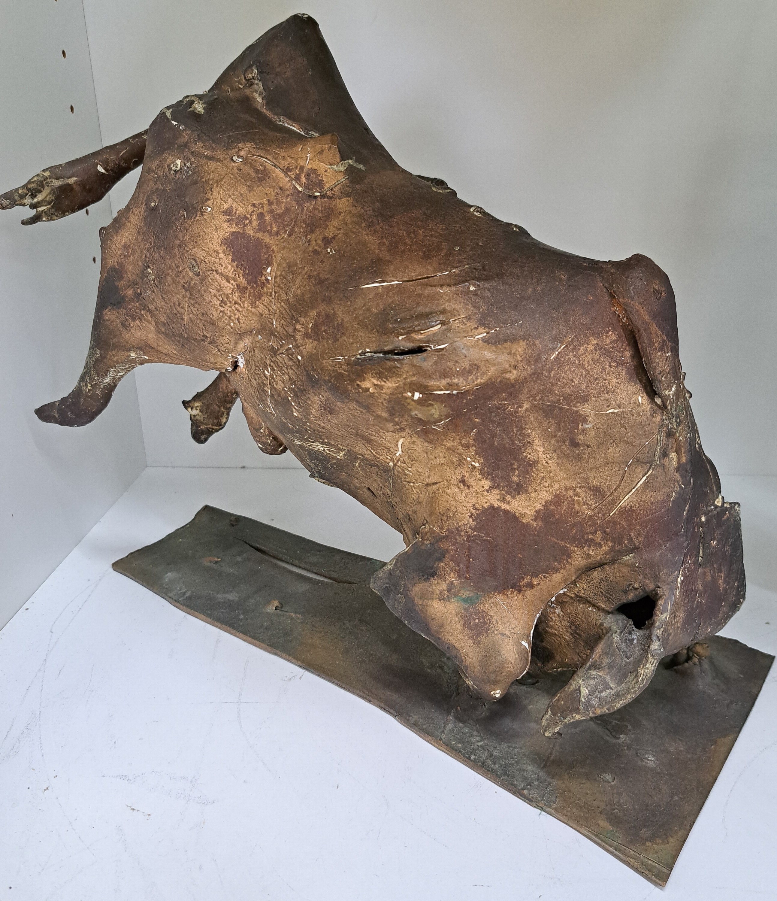 Detail p: Thomas Duttenhöfer, geb. 1950, Stürzender Stier, Bronzeskulptur, monogr. T.D., dat. 91, Namenszug Duttenhöfer, H. ca. 31cm