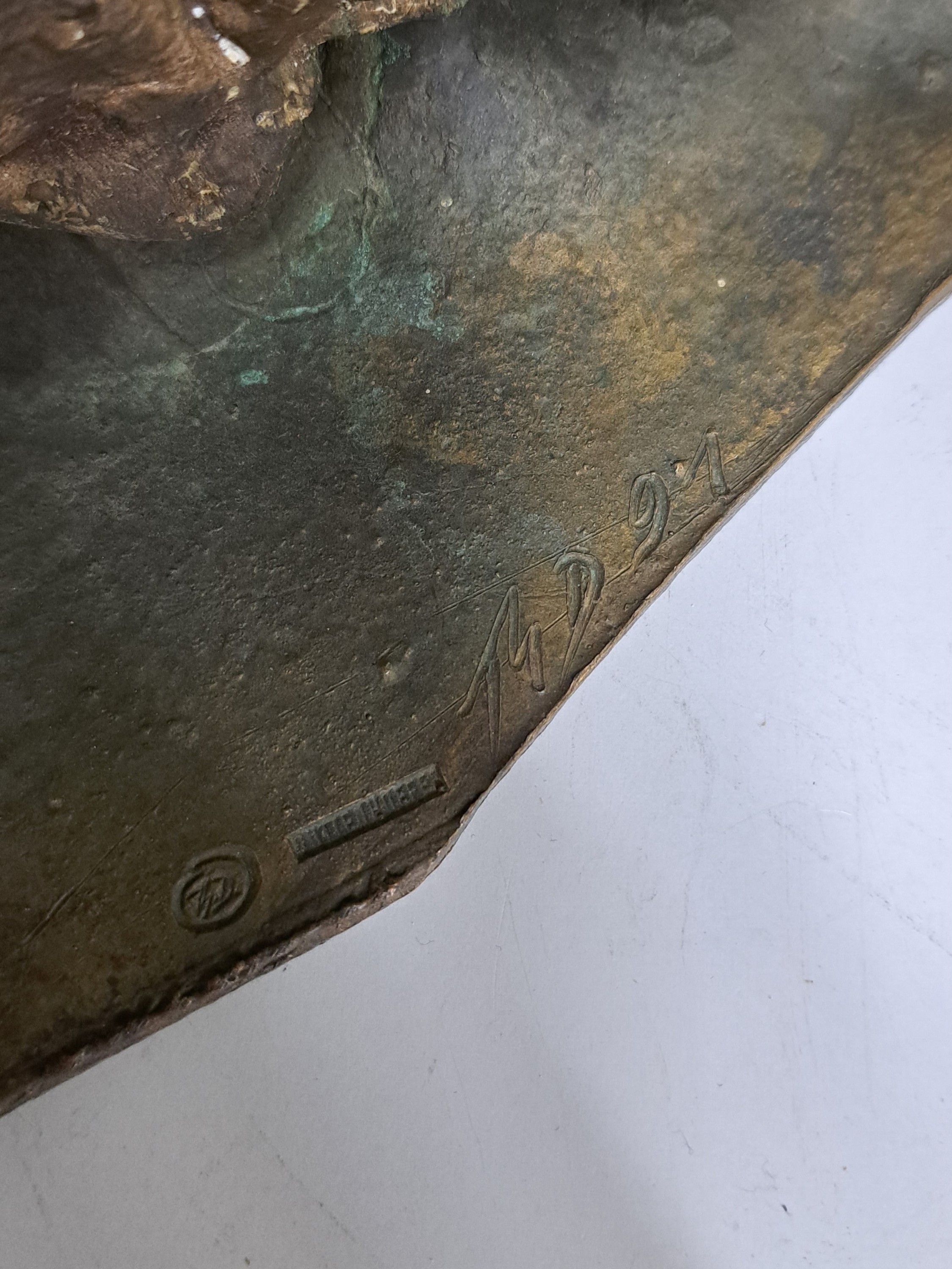 Detail q: Thomas Duttenhöfer, geb. 1950, Stürzender Stier, Bronzeskulptur, monogr. T.D., dat. 91, Namenszug Duttenhöfer, H. ca. 31cm