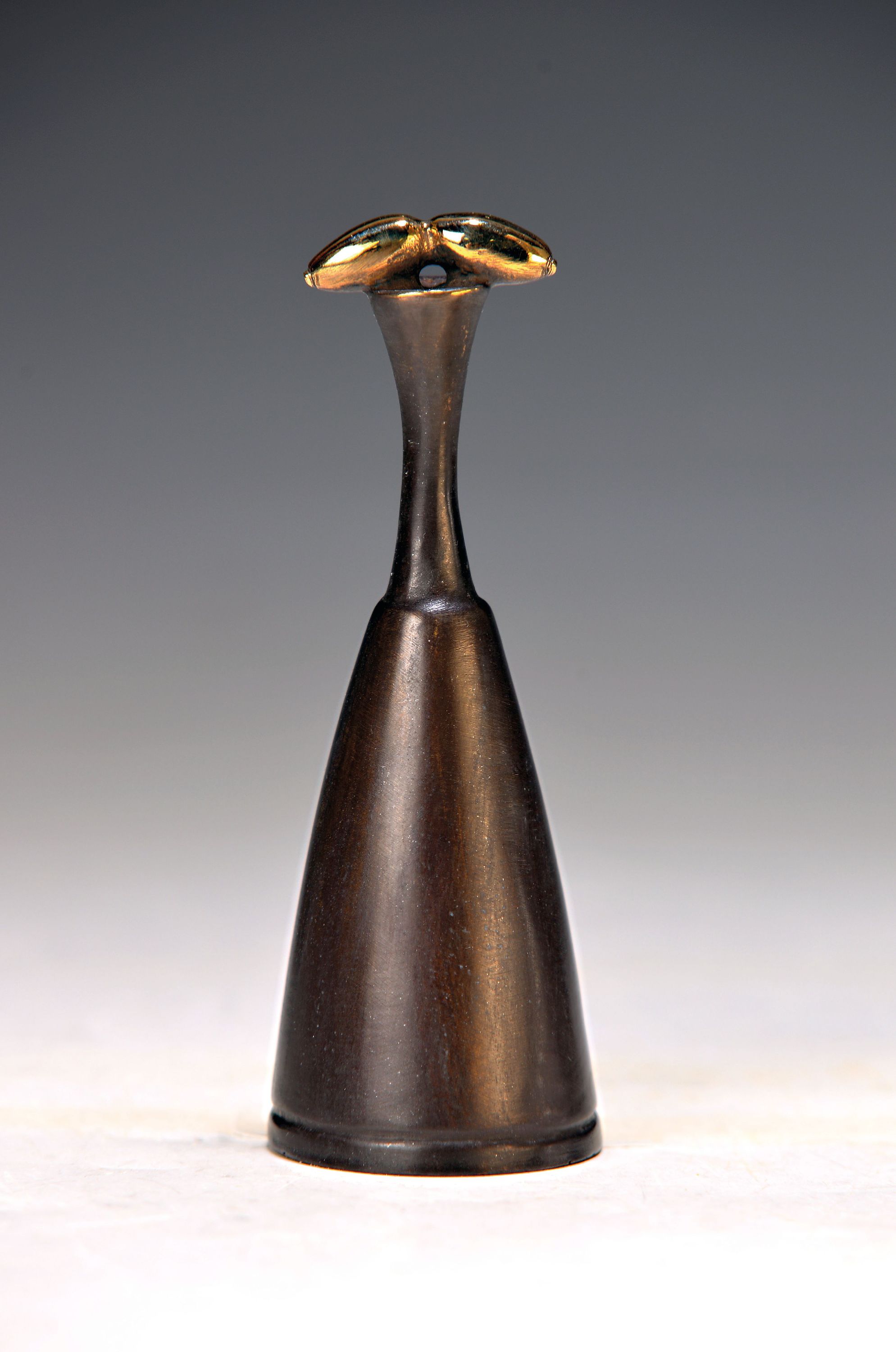 Image 26988394 - Paul Wunderlich, 1927-2010, Löschhütchen, Bronzeguß, sign. und num. 1445, H. ca. 9cm