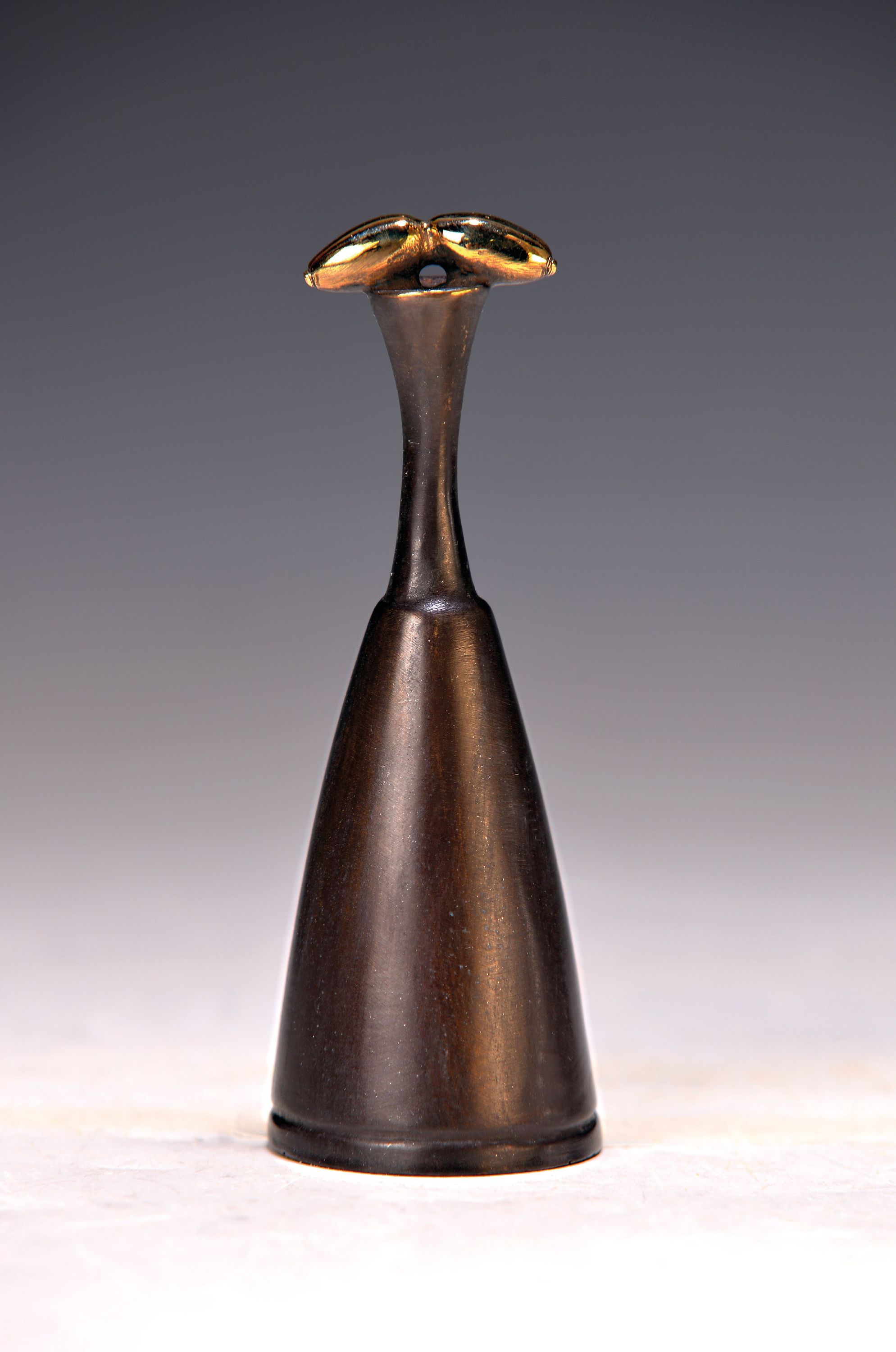Detail k: Paul Wunderlich, 1927-2010, Löschhütchen, Bronzeguß, sign. und num. 1445, H. ca. 9cm