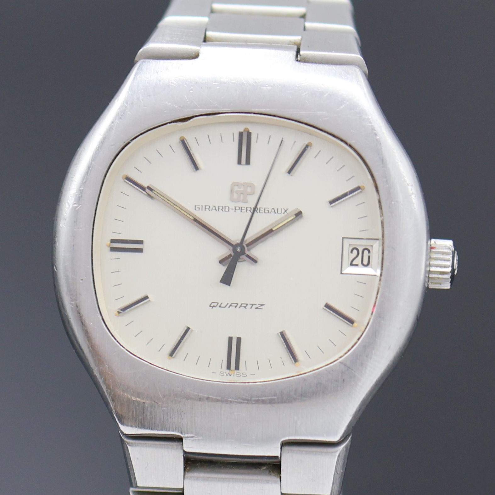 Detail a: GIRARD PERREGAUX frühe quarz Herrenarmbanduhr in Edelstahl Referenz 9575, Schweiz um 1970, massives Gehäuse inkl. integr. orig. Gliederband, Boden ...