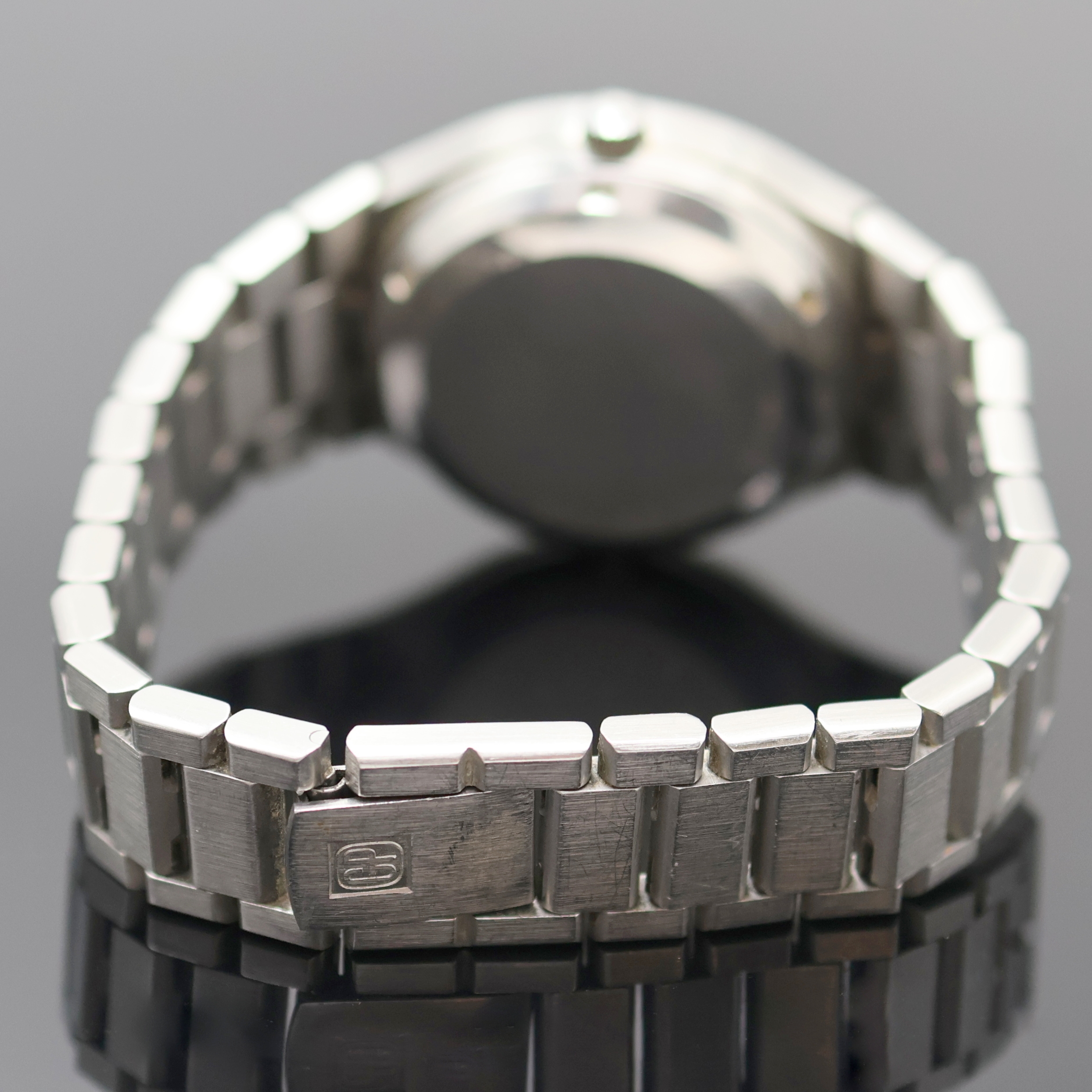 Detail b: GIRARD PERREGAUX frühe quarz Herrenarmbanduhr in Edelstahl Referenz 9575, Schweiz um 1970, massives Gehäuse inkl. integr. orig. Gliederband, Boden ...