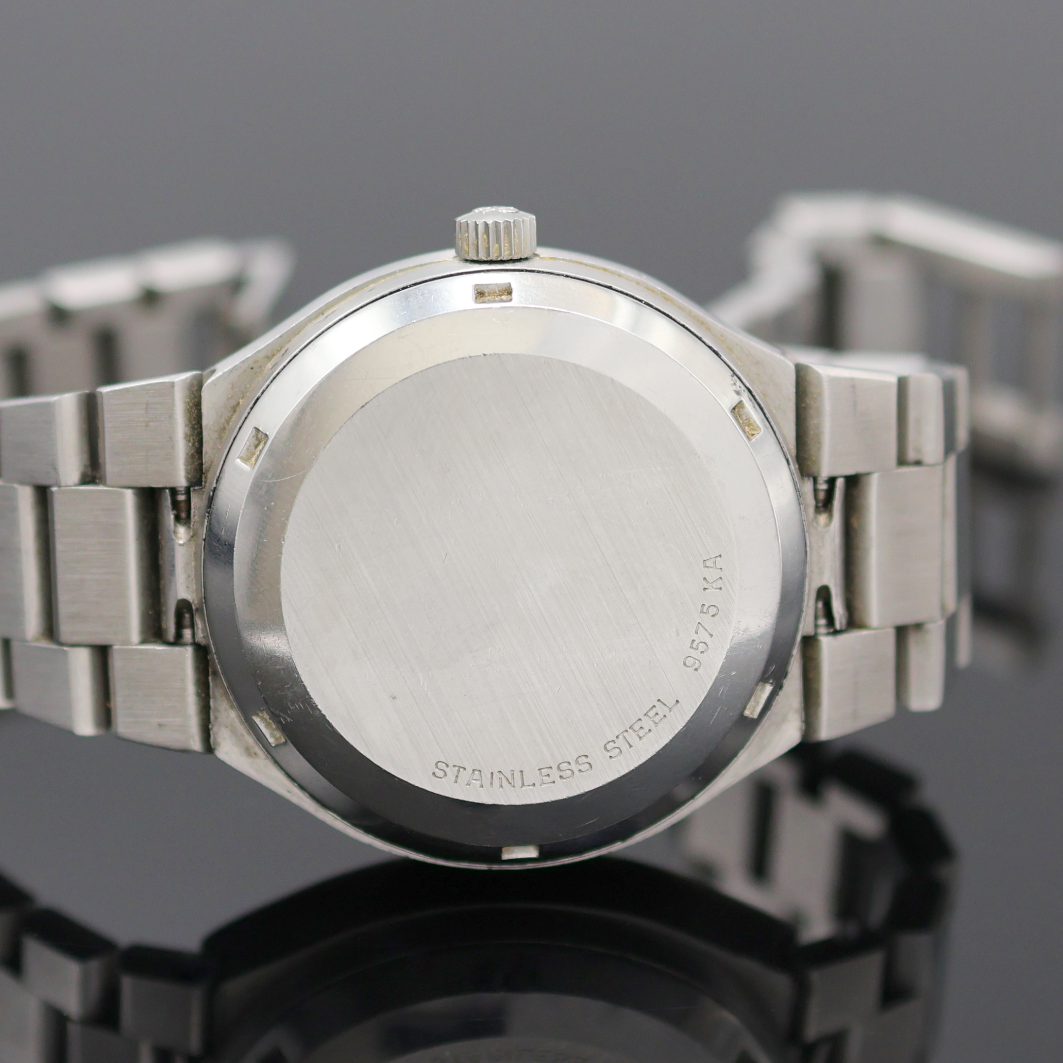 Detail d: GIRARD PERREGAUX frühe quarz Herrenarmbanduhr in Edelstahl Referenz 9575, Schweiz um 1970, massives Gehäuse inkl. integr. orig. Gliederband, Boden ...