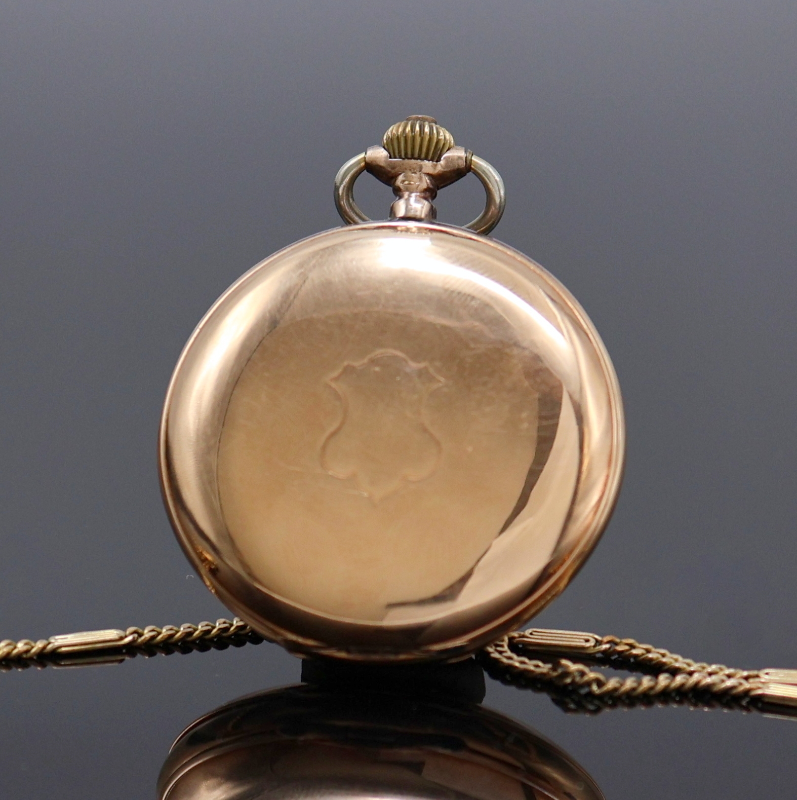 Detail a: SYSTEME GLASHÜTTE Herrensavonette in RG 585/000 an GG 333/000 Kette, Schweiz um 1910, ehm. guill. 3-Deckel-Goldgeh. dell., Emailzifferbl. riss., ...