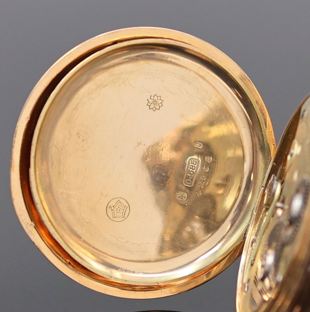 Detail e: SYSTEME GLASHÜTTE Herrensavonette in RG 585/000 an GG 333/000 Kette, Schweiz um 1910, ehm. guill. 3-Deckel-Goldgeh. dell., Emailzifferbl. riss., ...