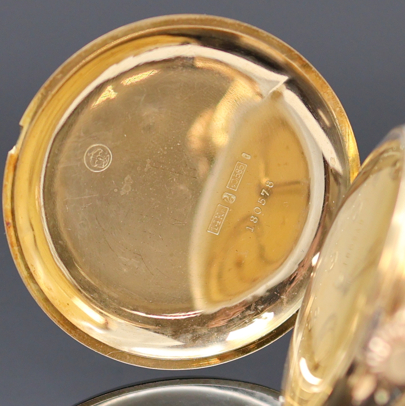 Detail c: Herrensavonette in GG 585/000, um 1930, guill. 2-Deckel Goldgeh. l. dell., verg. Cuv., verg. Zifferbl. m. aufgel. Breguet- Zahlen, Breguet-Zeiger, ...