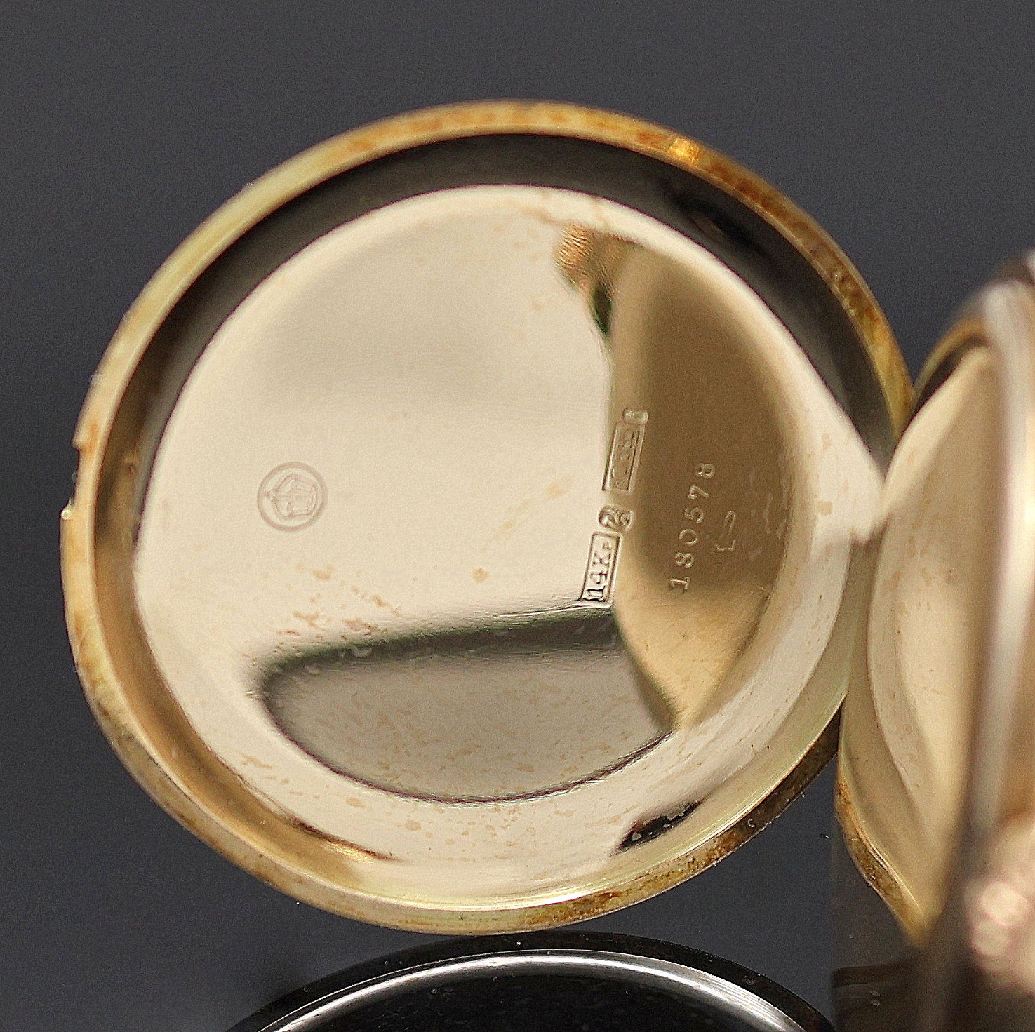 Detail e: Herrensavonette in GG 585/000, um 1930, guill. 2-Deckel Goldgeh. l. dell., verg. Cuv., verg. Zifferbl. m. aufgel. Breguet- Zahlen, Breguet-Zeiger, ...