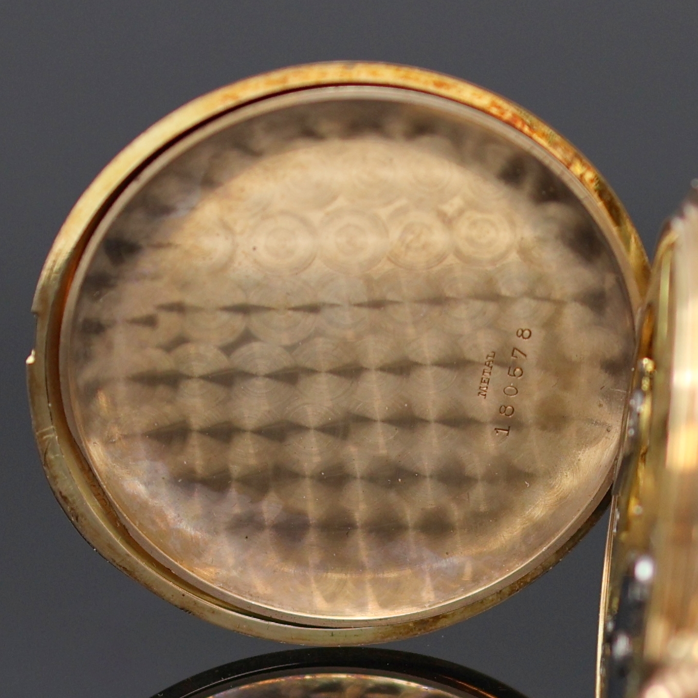 Detail f: Herrensavonette in GG 585/000, um 1930, guill. 2-Deckel Goldgeh. l. dell., verg. Cuv., verg. Zifferbl. m. aufgel. Breguet- Zahlen, Breguet-Zeiger, ...