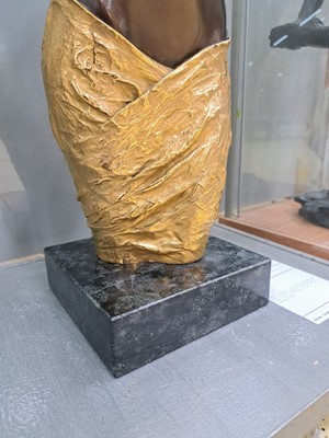26988336b - Willi Kissmer, 1951-2018, Halb-Akt mit zwei Tüchern, Bronze, teilvergoldet, sign. und ...