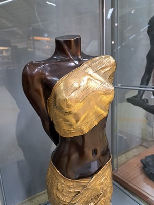 26988336c - Willi Kissmer, 1951-2018, Halb-Akt mit zwei Tüchern, Bronze, teilvergoldet, sign. und ...