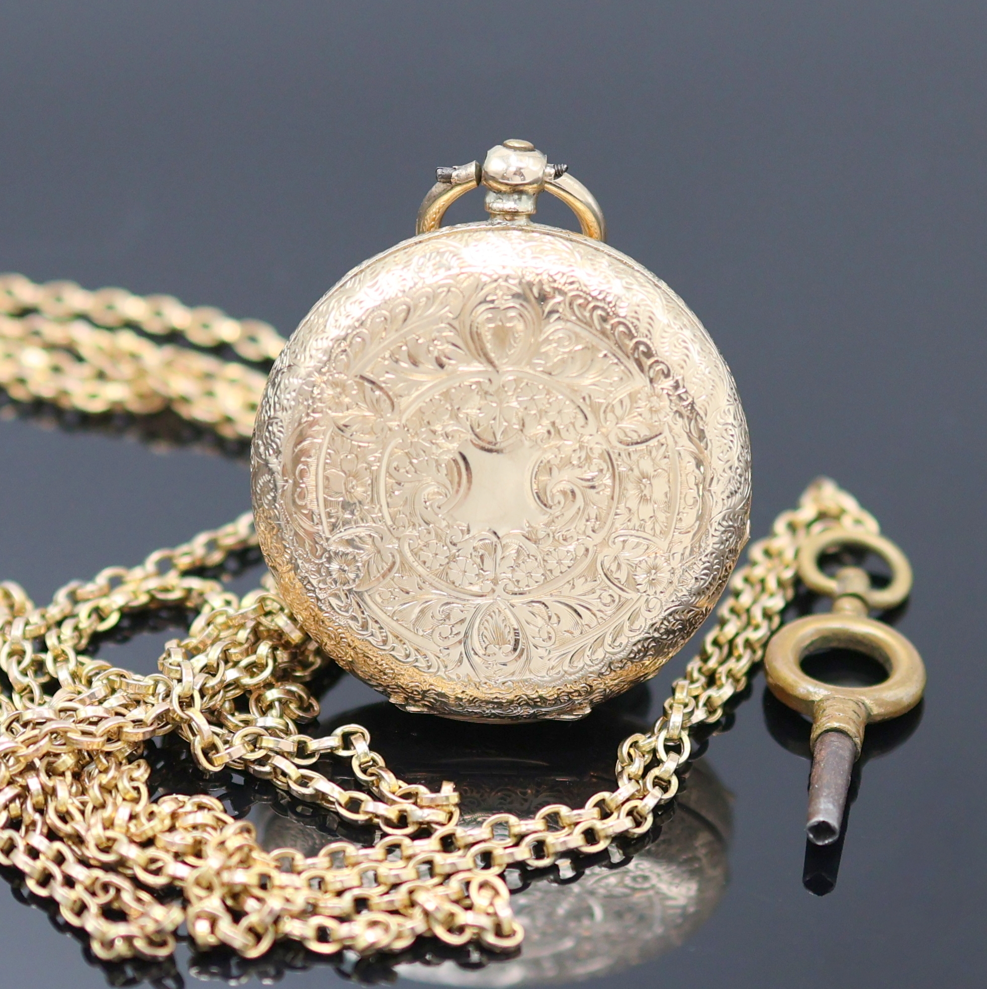 Detail a: Offene Zylinder-Damentaschenuhr in RoseG 585/000 an Kette in GG 585/000, Schweiz um 1895, reich graviertes Geh., Metallcuv., Emailzifferbl. m. röm. ...