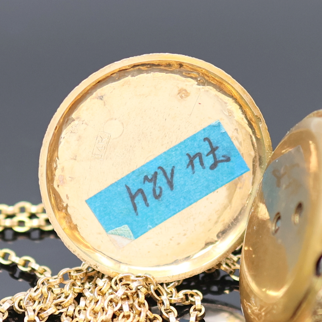 Detail b: Offene Zylinder-Damentaschenuhr in RoseG 585/000 an Kette in GG 585/000, Schweiz um 1895, reich graviertes Geh., Metallcuv., Emailzifferbl. m. röm. ...