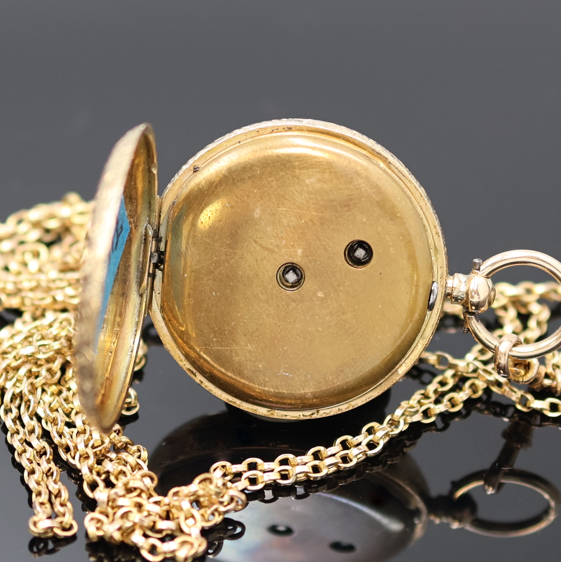 Detail c: Offene Zylinder-Damentaschenuhr in RoseG 585/000 an Kette in GG 585/000, Schweiz um 1895, reich graviertes Geh., Metallcuv., Emailzifferbl. m. röm. ...