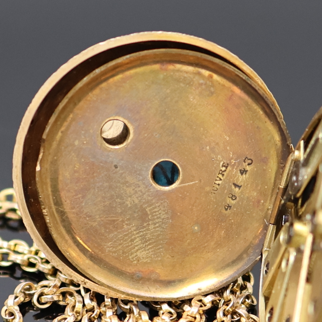 Detail d: Offene Zylinder-Damentaschenuhr in RoseG 585/000 an Kette in GG 585/000, Schweiz um 1895, reich graviertes Geh., Metallcuv., Emailzifferbl. m. röm. ...