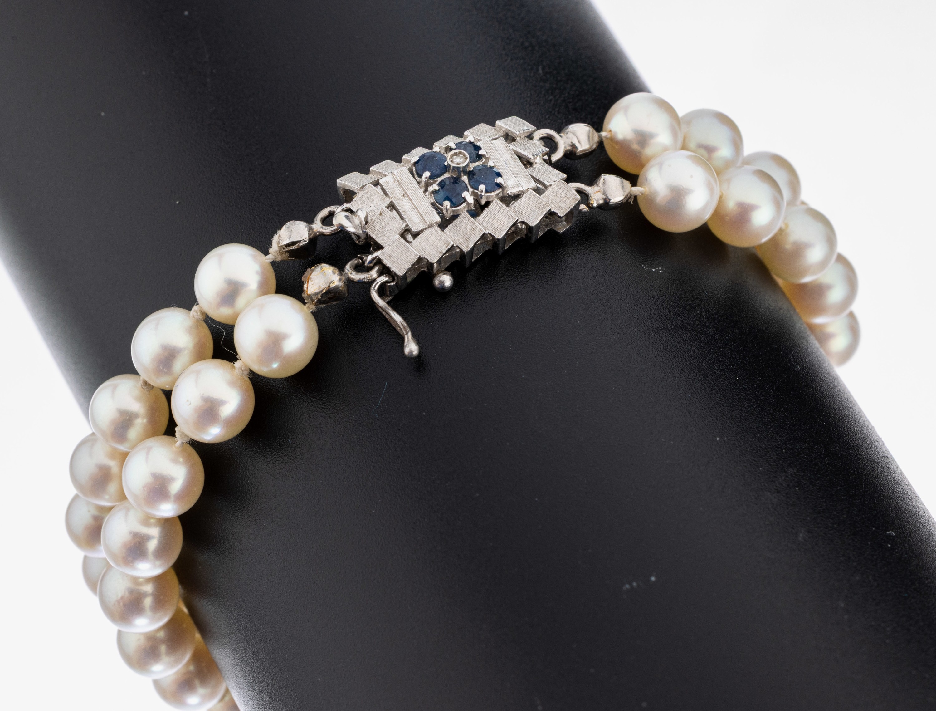 Zuchtperl-Armband mit 18 kt Gold Saphir- Diamant-Schmuckschließe, WG 750/000, 2-rhg.Akoyazuchtperlen, D. ca. 6.9 mm, Schließe mit 4 kl. ...