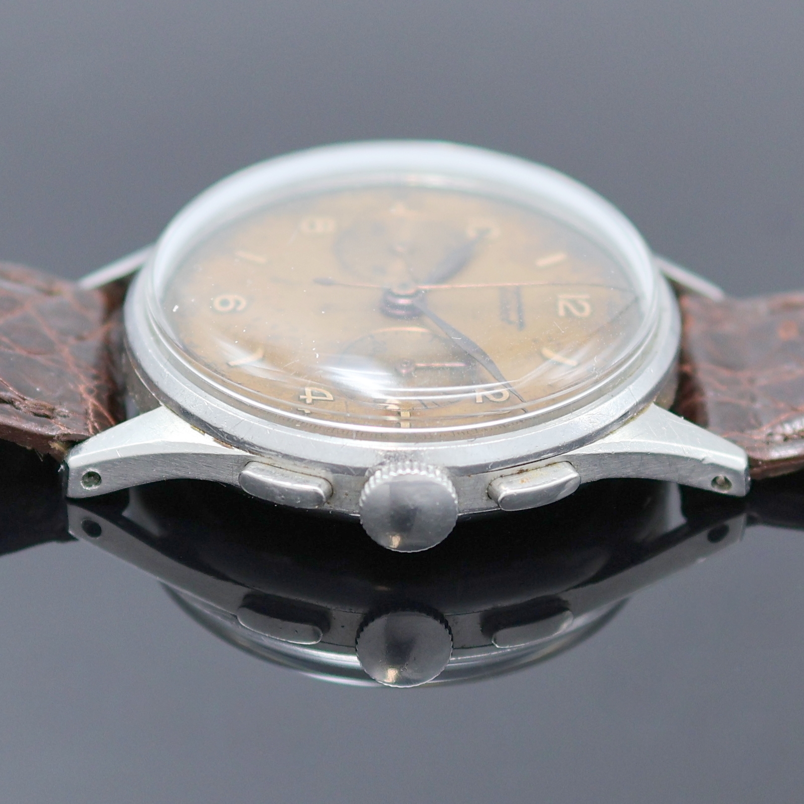 Detail d: TISSOT Armbandchronograph in Stahl Referenz 6212-5, Schweiz um 1945, Handaufzug, 3-tlg. Geh., Boden u. Glasrand aufgedr., rotgold. Zifferbl. stark ...