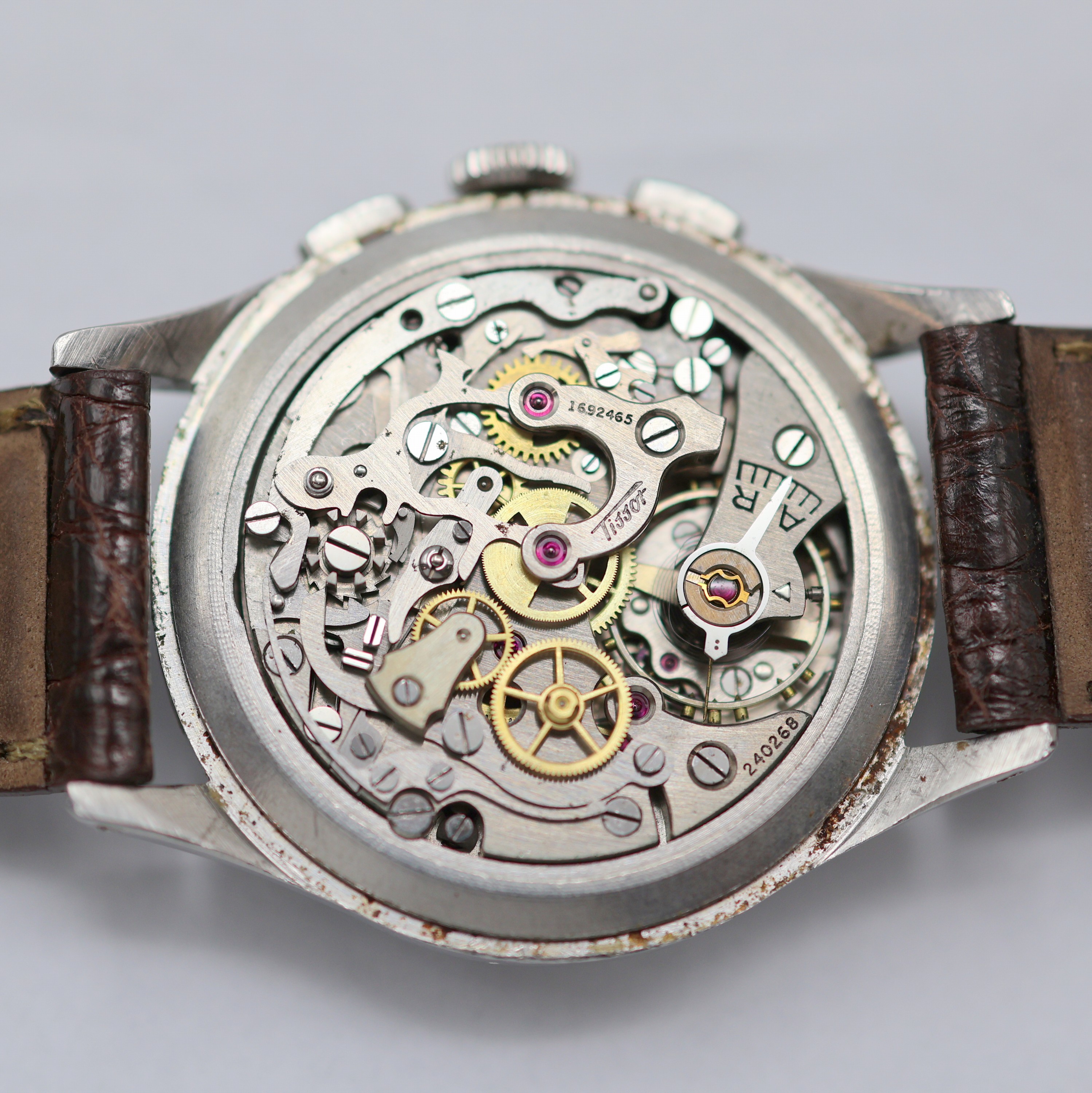 Detail f: TISSOT Armbandchronograph in Stahl Referenz 6212-5, Schweiz um 1945, Handaufzug, 3-tlg. Geh., Boden u. Glasrand aufgedr., rotgold. Zifferbl. stark ...