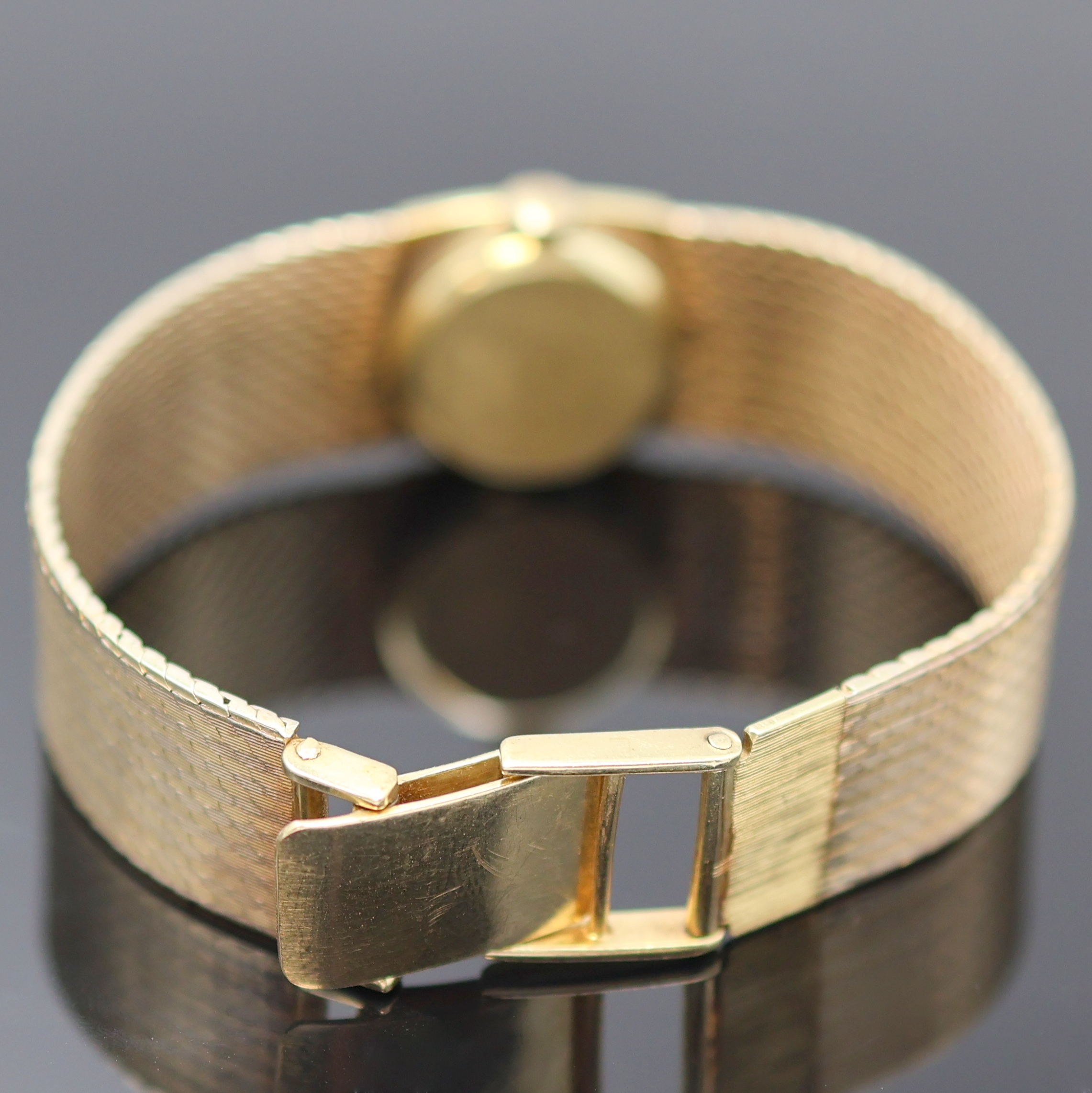 Detail b: EUFA Damenarmbanduhr in GG 585/000, Schweiz um 1975, Handaufzug, 2-tlg. Geh. m. anges. Milanaiseband, Boden aufgedr., silb. Zifferbl., gold. Indizes ...