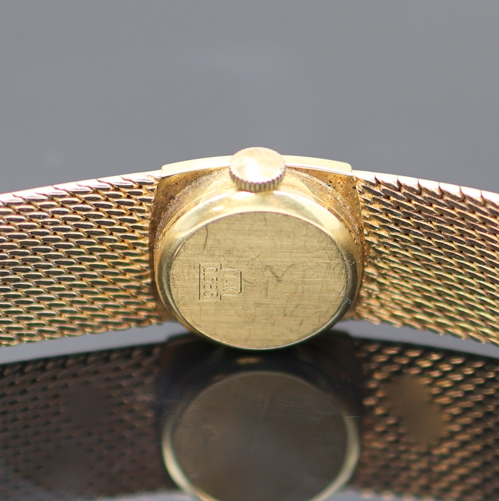 Detail d: EUFA Damenarmbanduhr in GG 585/000, Schweiz um 1975, Handaufzug, 2-tlg. Geh. m. anges. Milanaiseband, Boden aufgedr., silb. Zifferbl., gold. Indizes ...