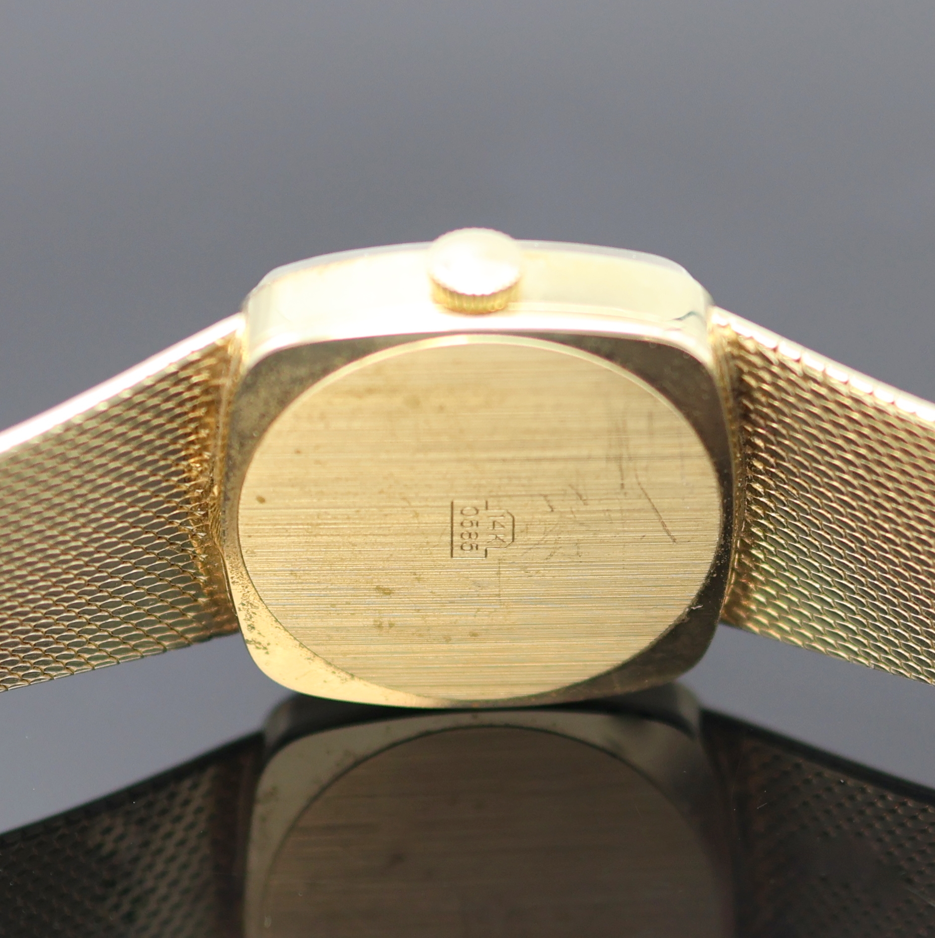 Detail d: BIKO Exclusiv Herrenarmbanduhr in GG 585/000, Schweiz um 1977, Handaufzug, 2-tlg. kissenförm. Geh. m. anges. Milanaiseband, Boden aufgedr., gold. ...