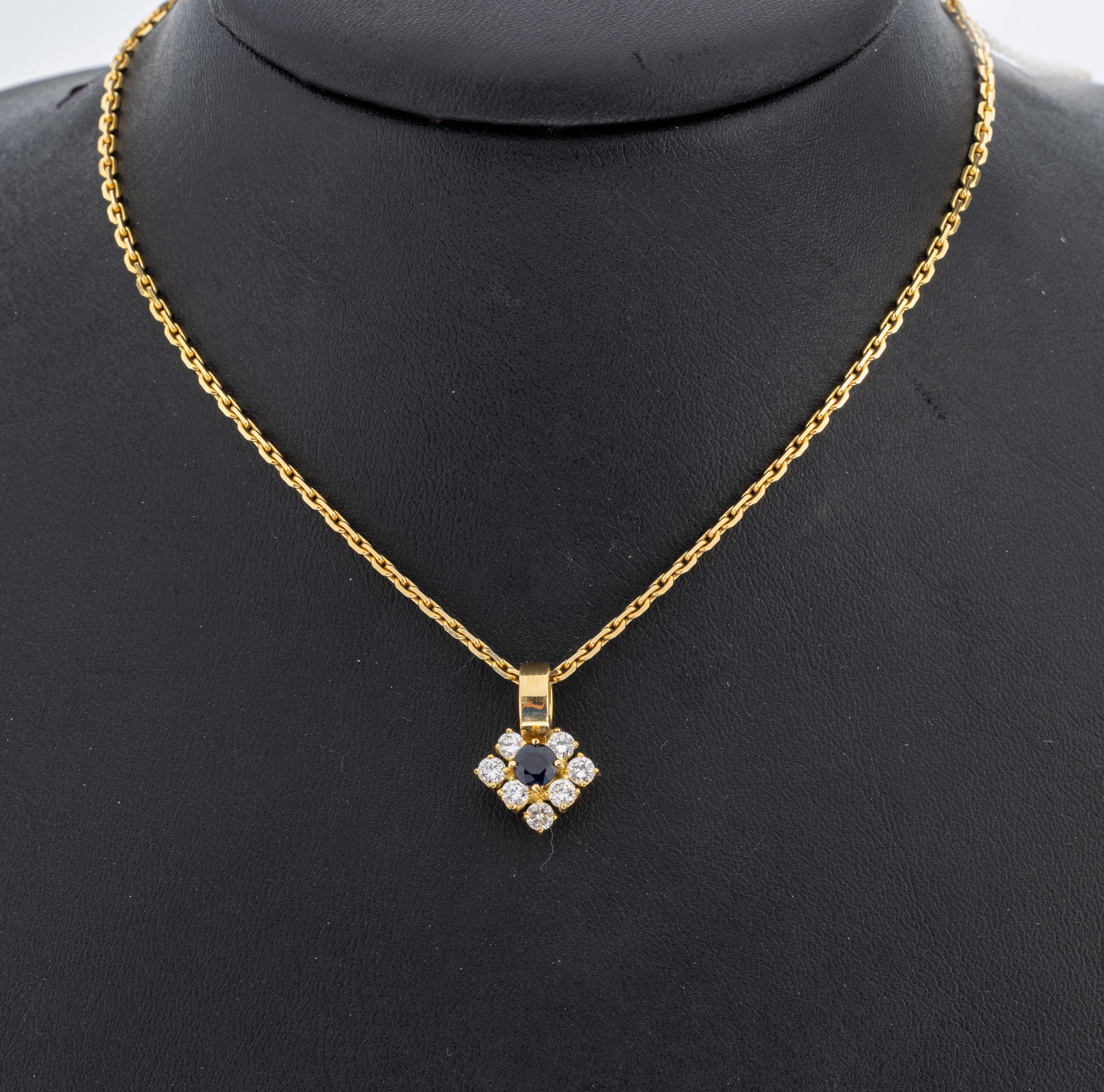 18 kt Gold Saphir-Brillant-Anhänger, GG 750/000, 7 Brillanten zus. ca. 0.50 ct Weiß/vs-si, mittig rundfacett. Saphir ca. 0.40 ct, an 14 kt GG ...
