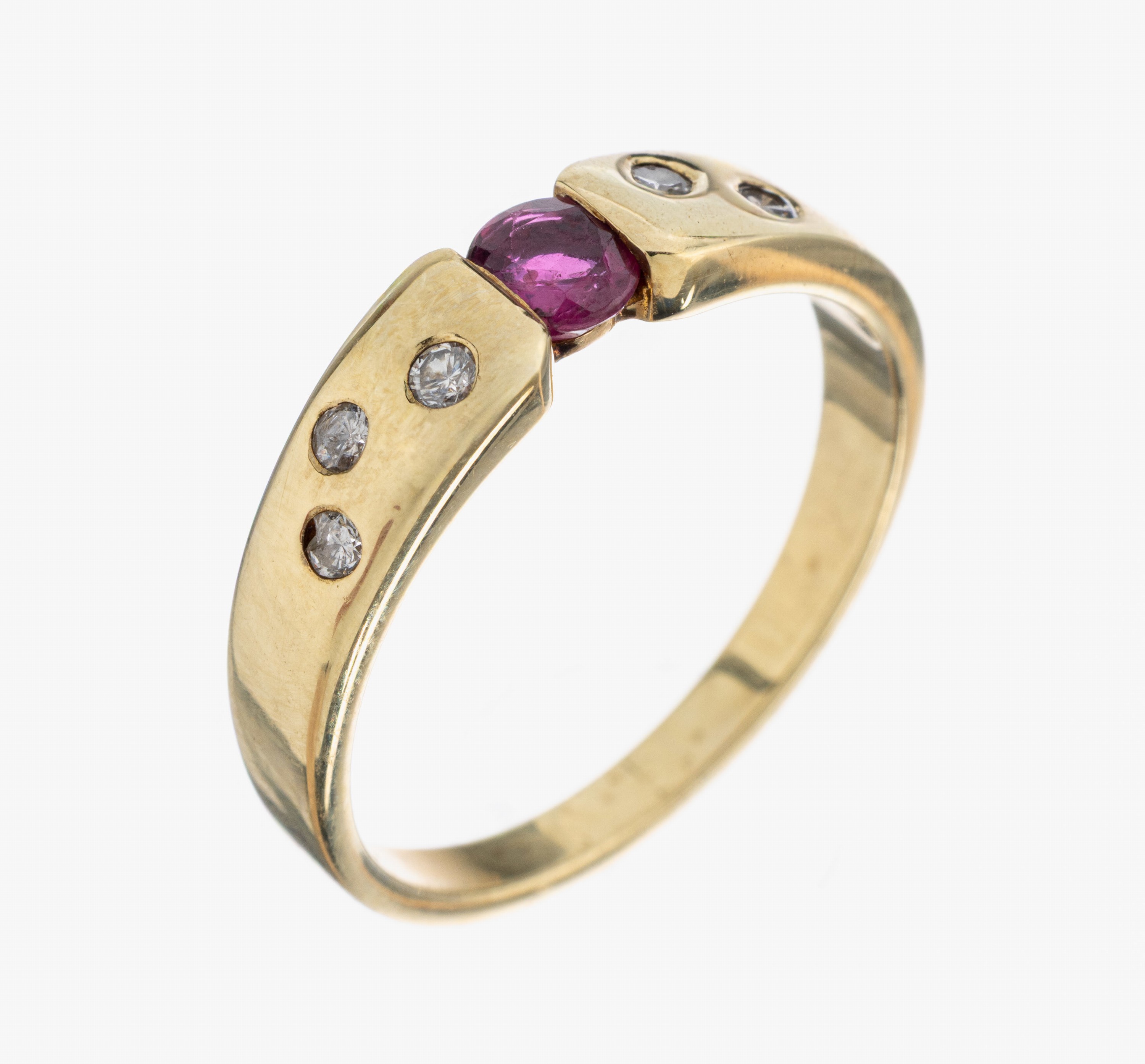14 kt Gold Rubin-Brillant-Ring, GG 585/000,mittig rundfacett. Rubin ca. 0.15 ct, seitl. 6 Brillanten zus. ca. 0.10 ct Weiß/si,(1 Steinbesch.), RW ...