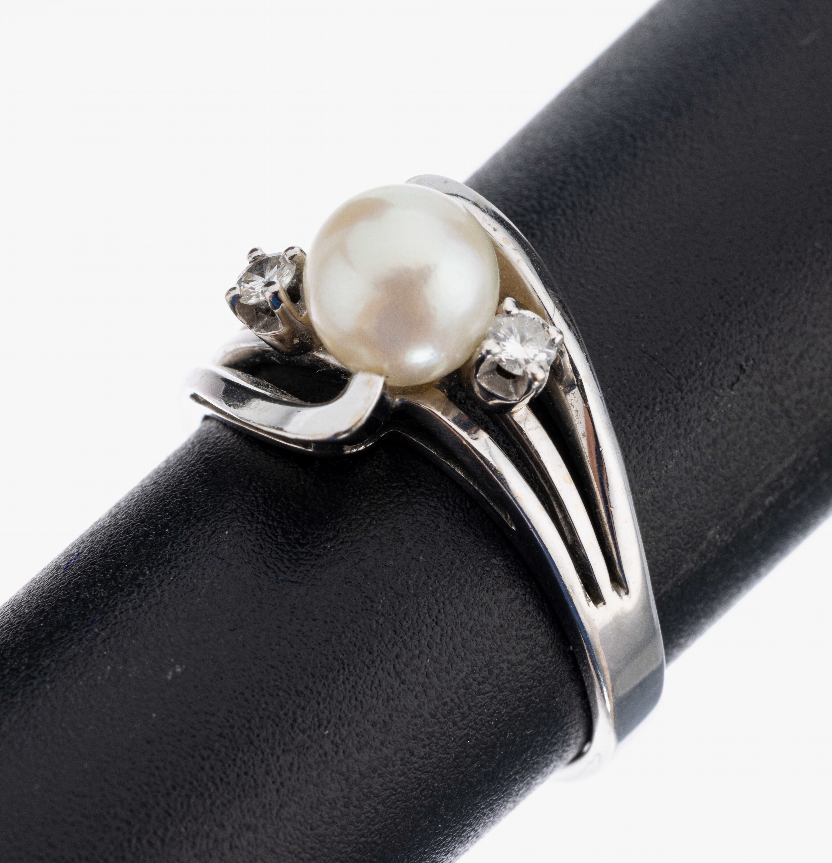 14 kt Gold Perl-Brillant-Ring, WG 585/000, asymm. Ringschiene, mittige Akoyazuchtperle, D. ca. 6.5 mm, seitl. 2 Brillanten zus. ca. 0.10 ct ...