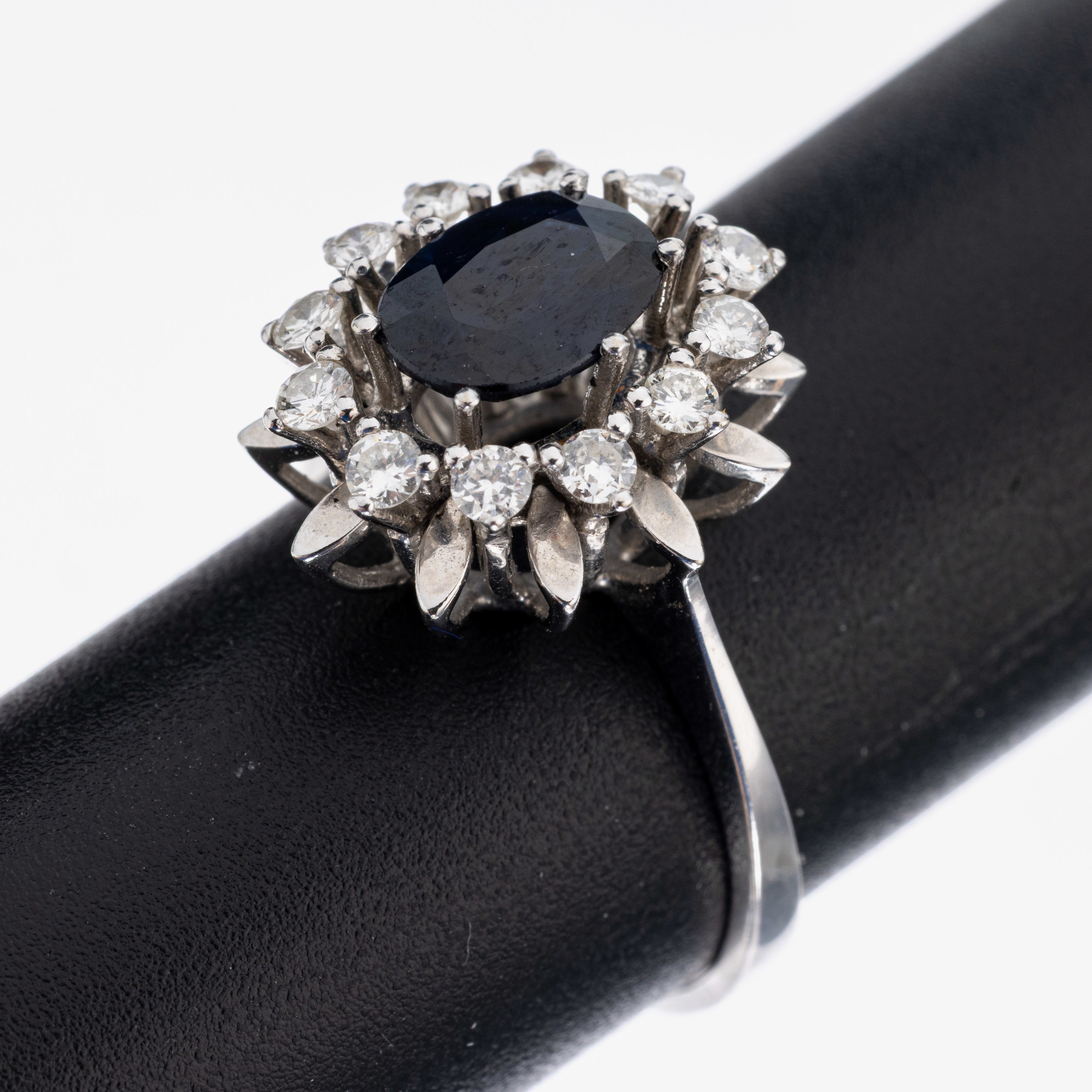 14 kt Gold Saphir-Brillant-Ring, WG 585/ 000, ovalfacett. Saphir ca. 2.0 ct, umgeben von 12 Brillanten zus. ca. 0.48 ct Weiß/si, RW 54, ca. 4 g