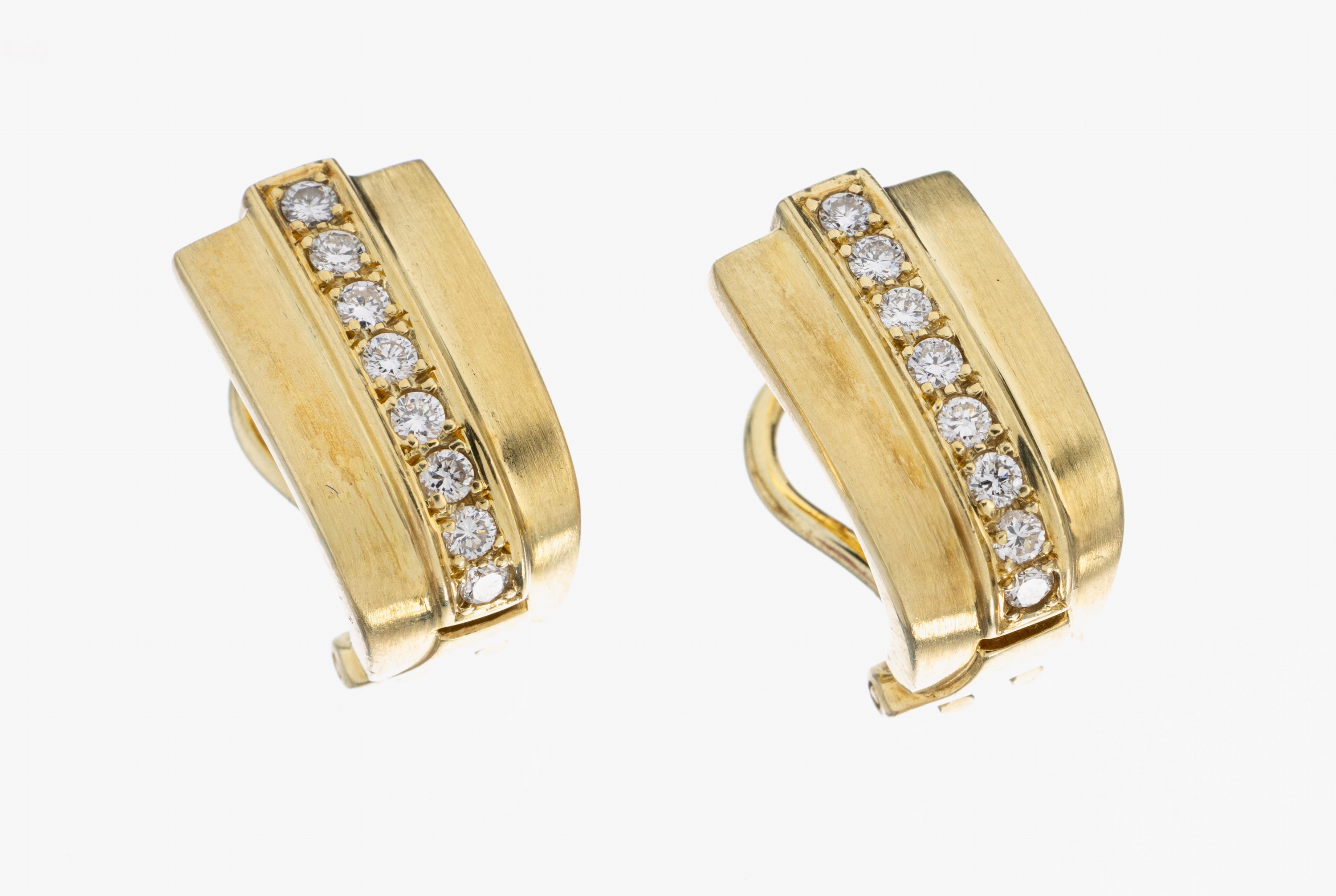 Paar 14 kt Gold Brillant-Ohrcreolen, GG 585/000, matt. und sat., mittig bes. mit 16 Brillanten zus. ca. 0.20 ct feines Weiß- Weiß/si, ca. 7.6 g