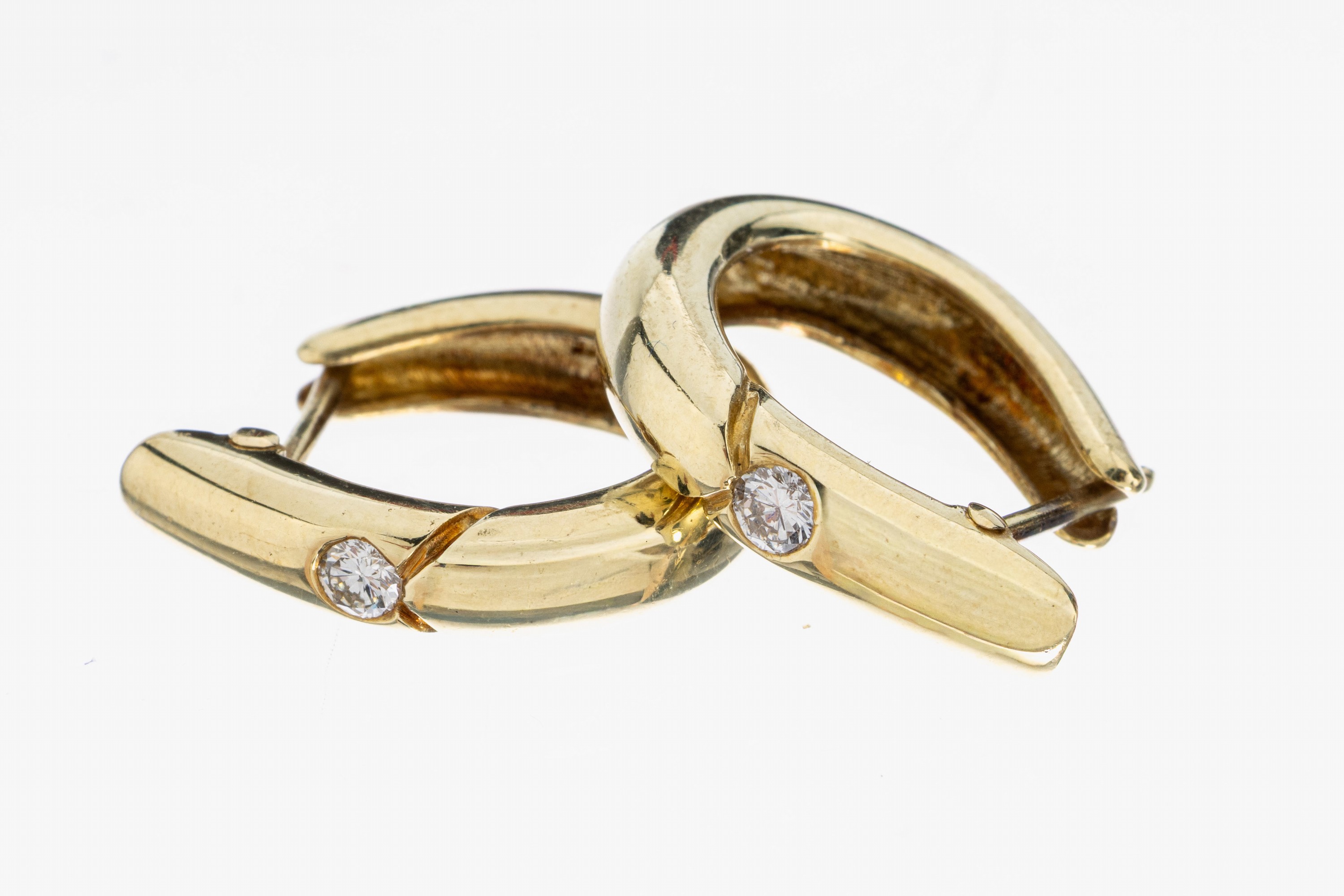 Paar 14 kt Gold Brillant-Ohrcreolen, GG 585/000, bes. mit 2 Brillanten zus. ca. 0.14 ct Weiß/si, ca. 5.9 g