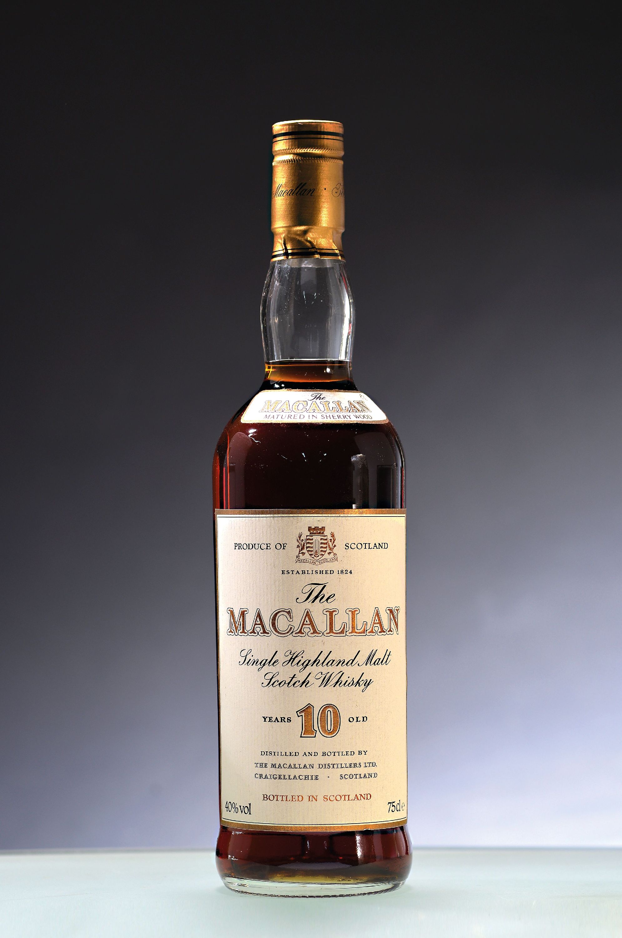 Image 26988844 - 1 Flasche 10 years old The Macallan, wohl 1986, Single Highland Malt, ca. 75cl, 40%Vol., ...