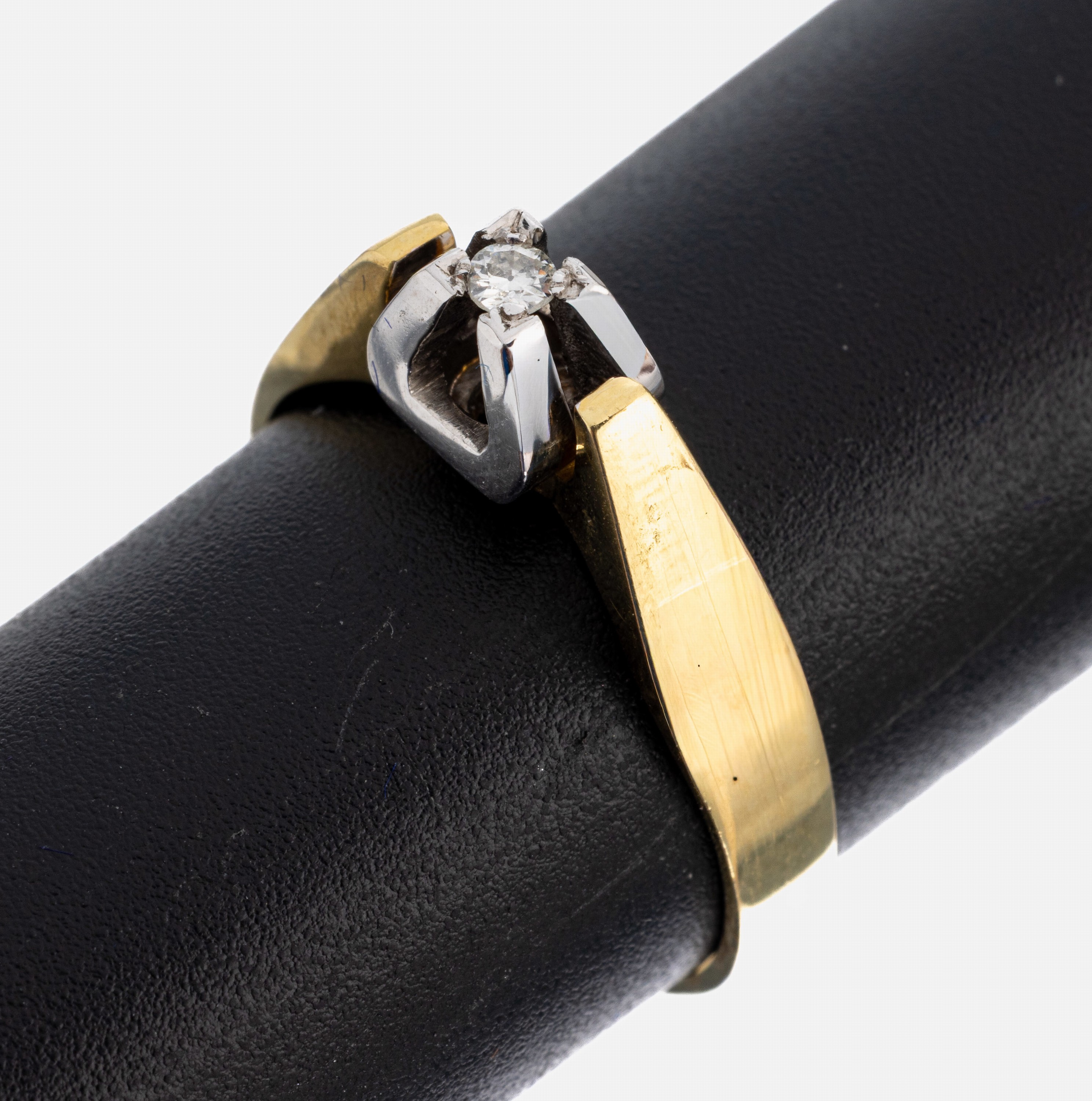 18 kt Gold Diamant-Ring, GG/WG 750/000, in WG gefasster Altschliffdiamant ca. 0.06 ct l.get.Weiß/si, RW 57, ca. 4.4 g