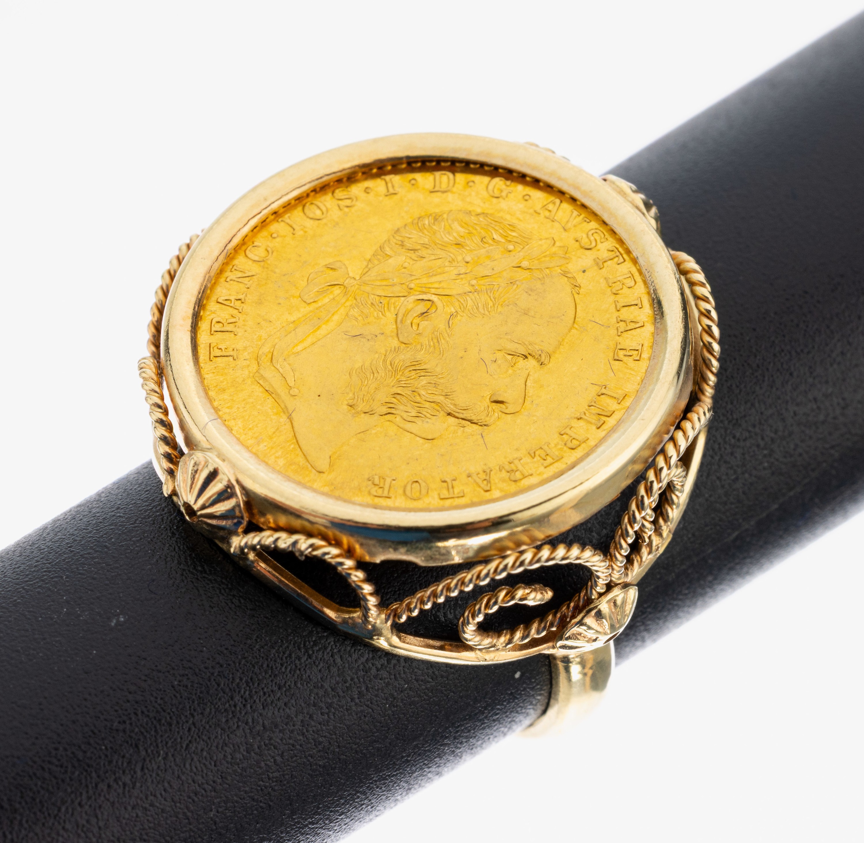 18 kt Gold Münz-Ring, GG 750/000, lose gefasste Goldmünze, 1 Dukat, Österreich-Ungarn1915 offizielle Nachprägung, volutenförmige Unterkaderung, ...