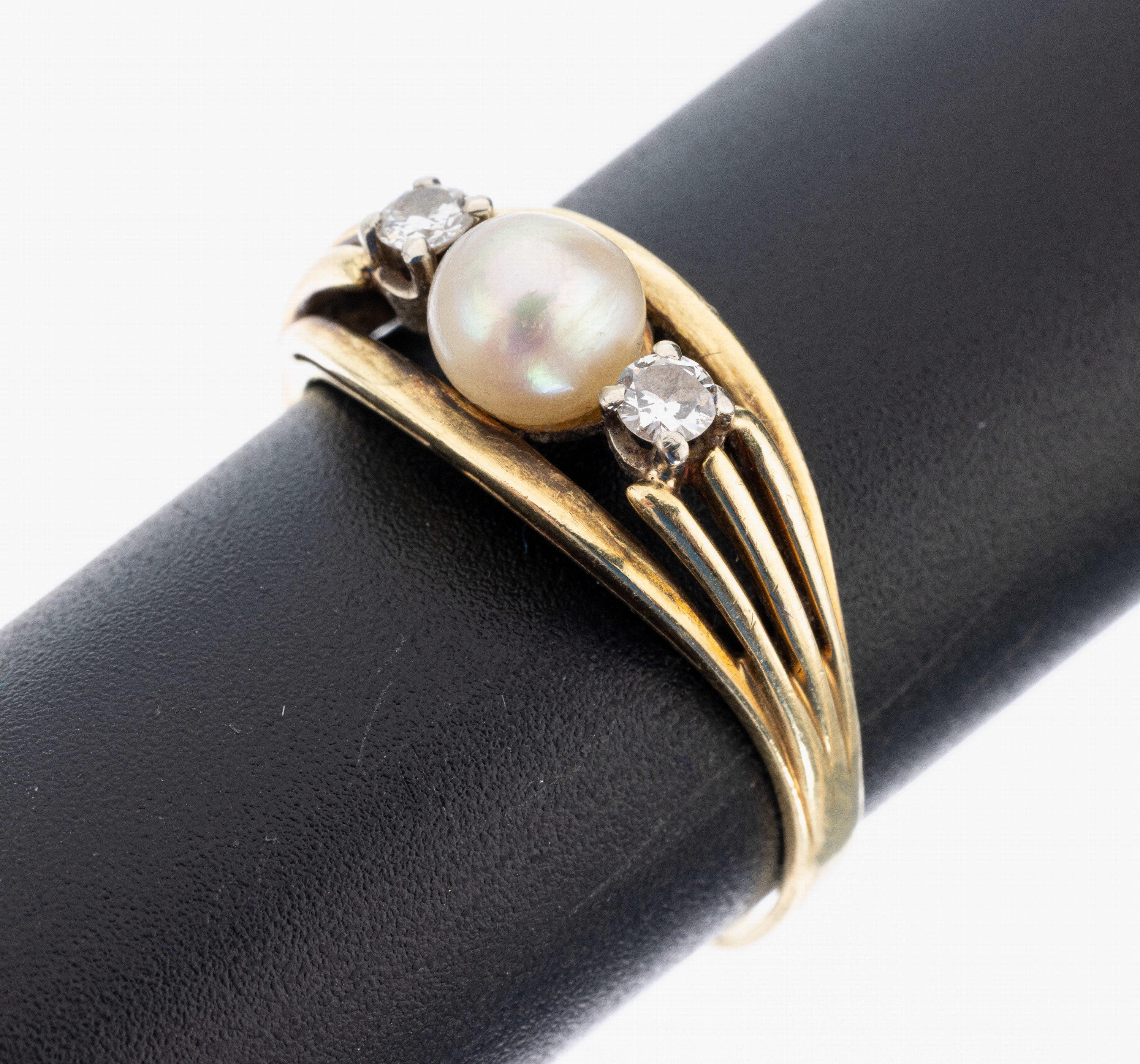 14 kt Gold Perl-Brillant-Ring, GG/WG 585/000, mittig Akoyazuchtperle, D. ca. 5.9 mm, 2 in WG gefasste Brillanten zus. ca. 0.16 ct Weiß/si, RW 62, ...