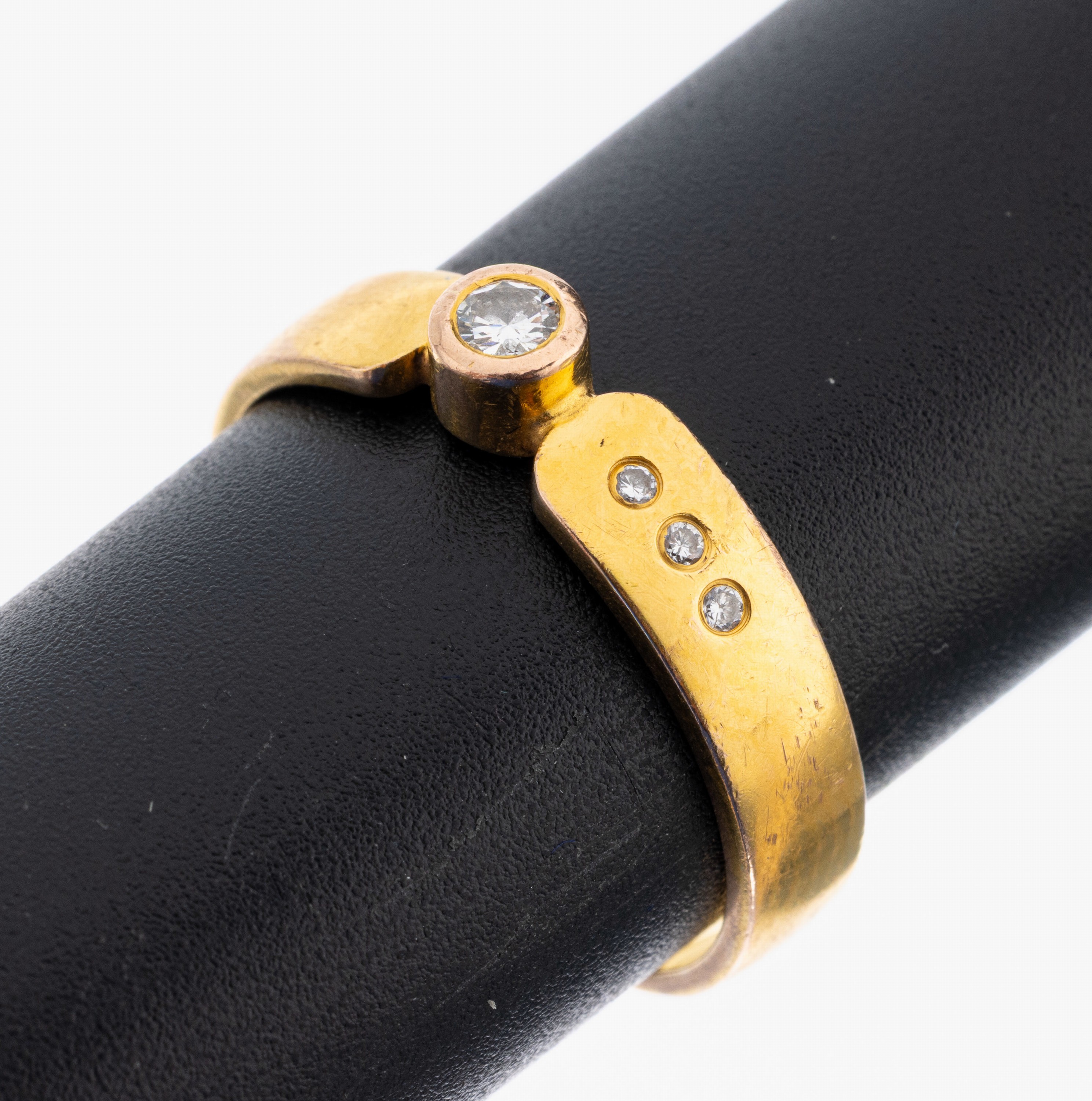 14 kt Gold Brillant-Ring, GG 585/000, mittig Brillant ca. 0.08 ct Weiß/si, 3 Brillanten zus. ca. 0.03 ct Weiß/si, RW 64, ca. 4.9 g