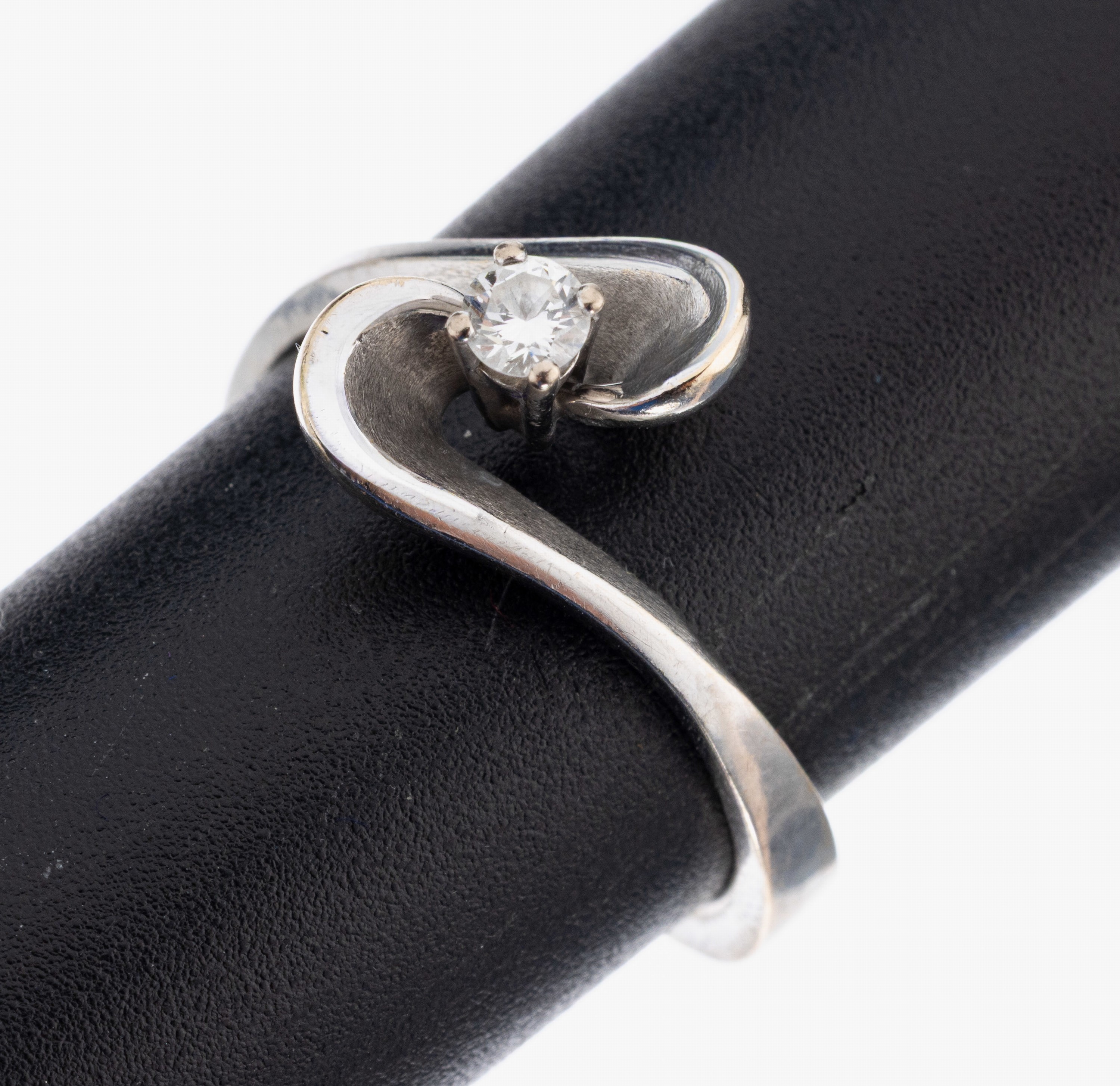 18 kt Gold Brillant-Ring, WG 750/000, wellenf. Ringkopf bes. mit einem Brillant ca. 0.12 ct (grav.) Weiß/vs, RW 57, ca. 5.1 g, Meistermarke Wilhelm ...